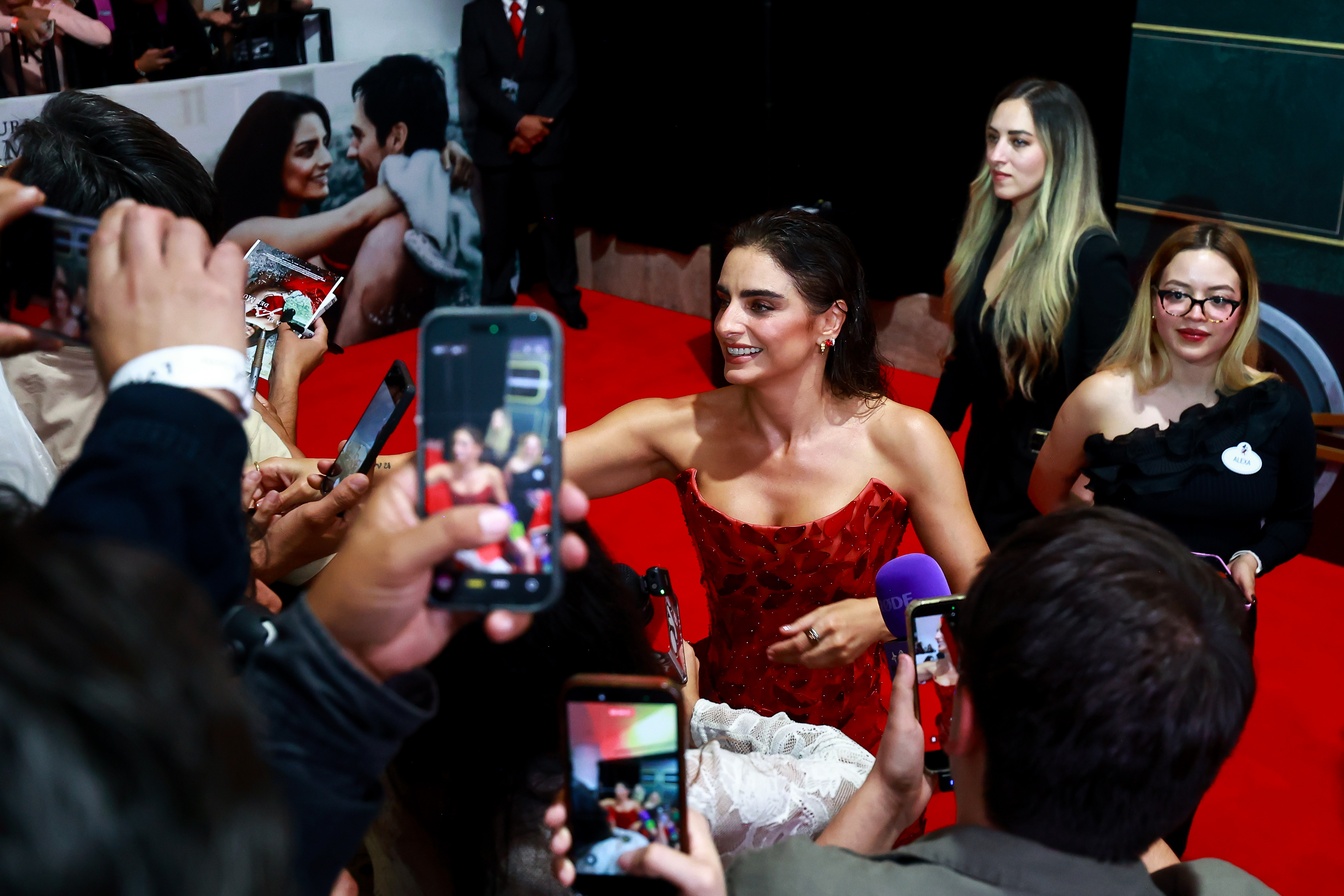 Aislinn Derbez firma autógrafos durante la alfombra roja de la película "Hasta El Fin del Mundo" en Cinépolis Universidad el 15 de julio de 2026 en la Ciudad de México, México. | Fuente: Getty Images