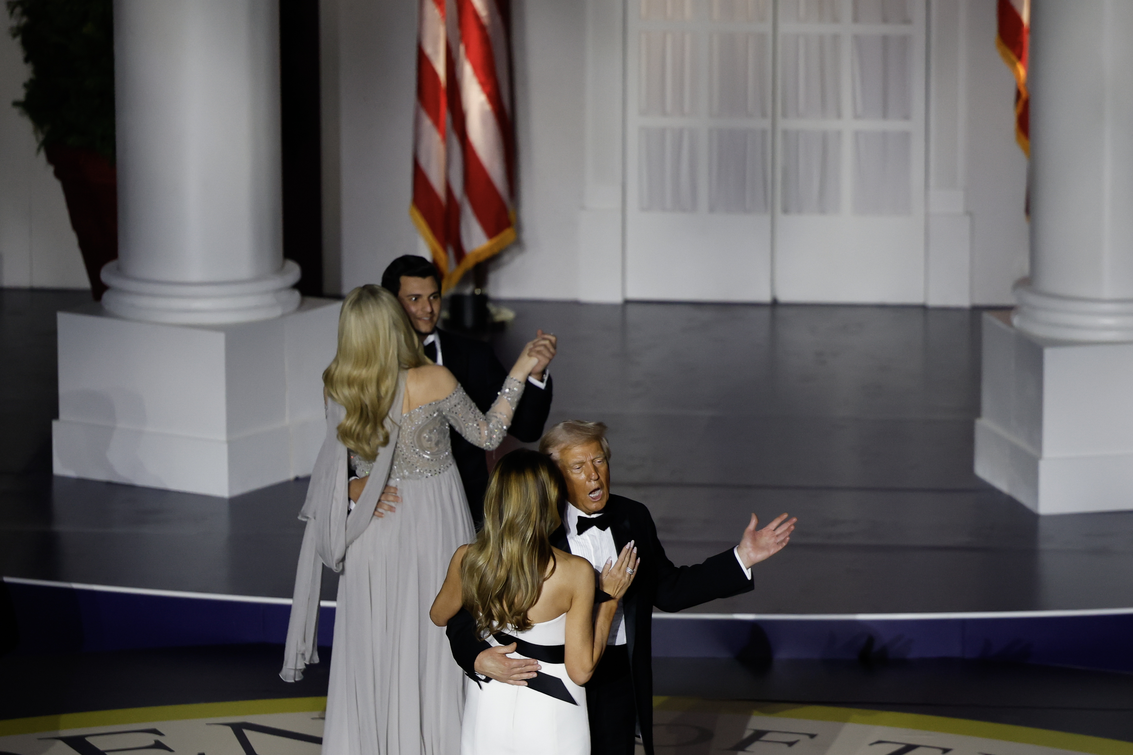 Tiffany Trump, Michael Boulos, el presidente Donald Trump y su esposa Melania bailan en el Starlight Ball el 20 de enero de 2025 | Fuente: Getty Images