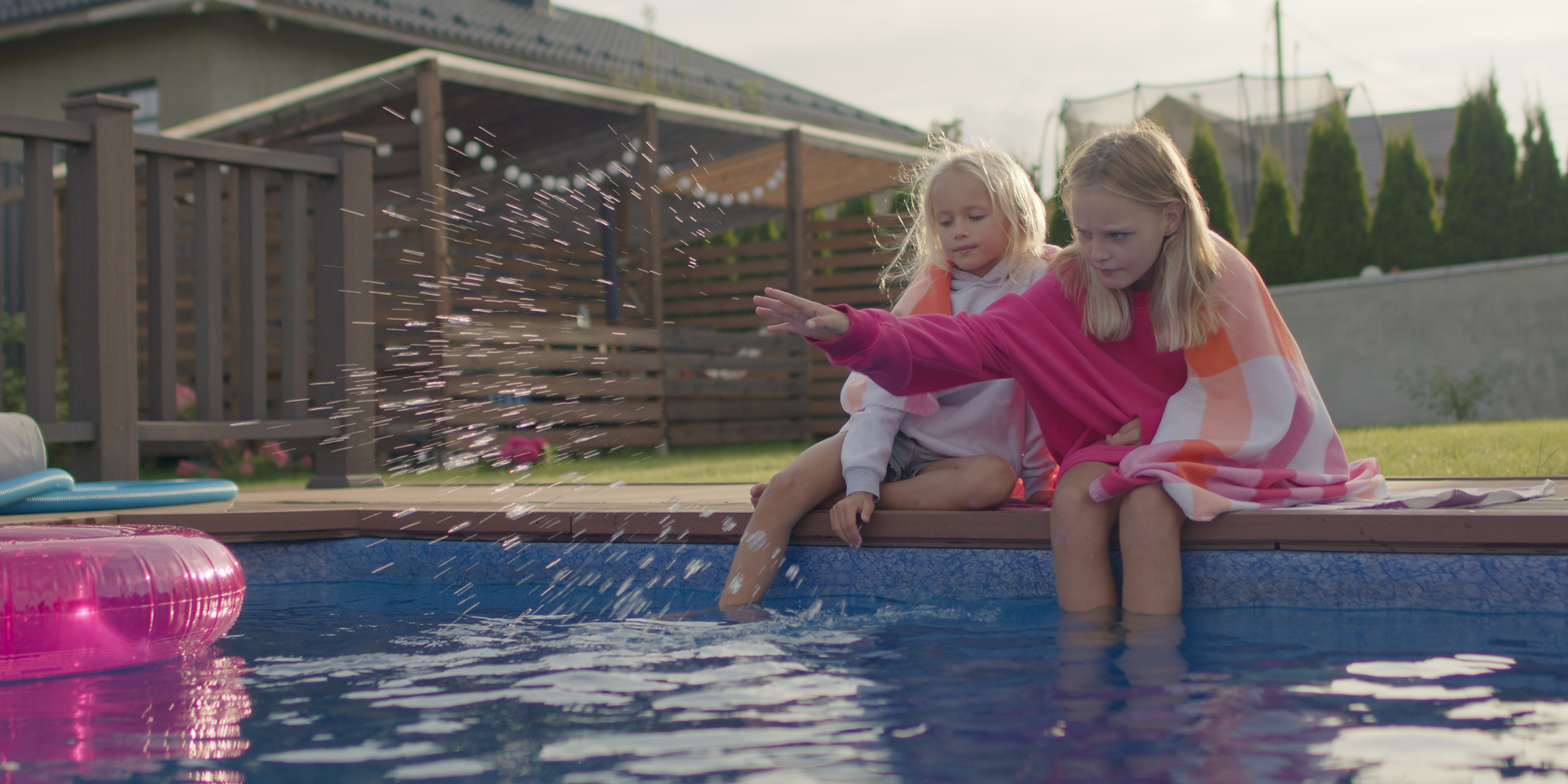 Niños jugando cerca de la piscina | Fuente: Shutterstock