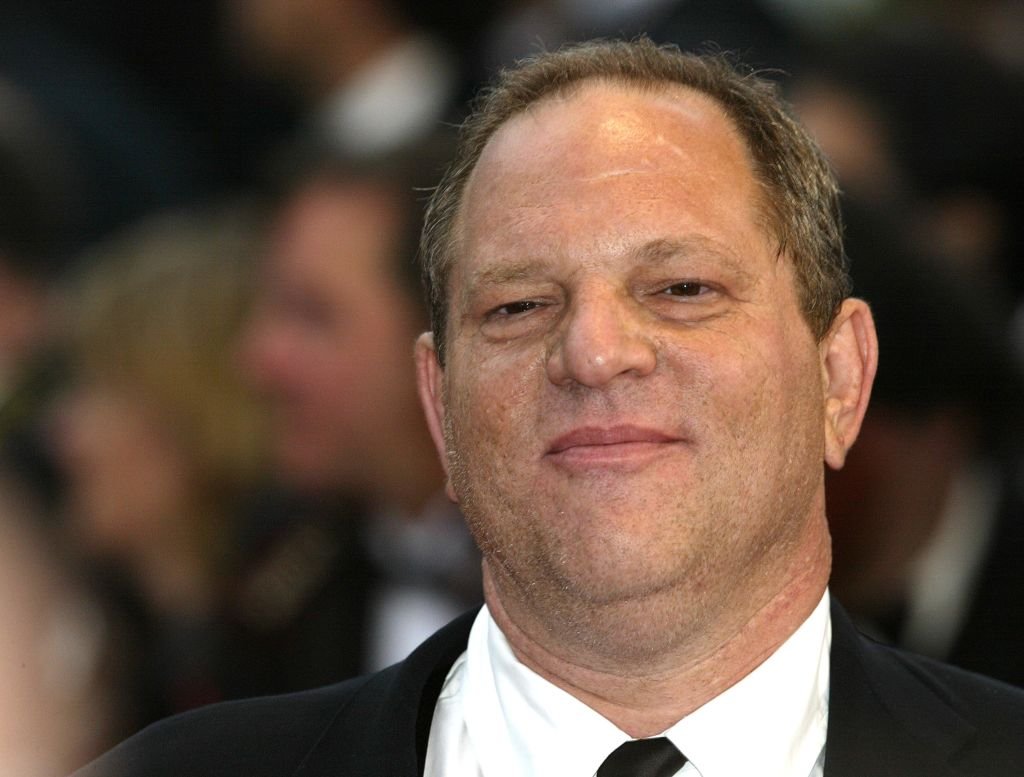 Harvey Weinstein llega a la ceremonia de clausura y la proyección de "De-Lovely" durante el 57° Festival de Cine de Cannes el 22 de mayo de 2004 en Cannes, Francia. | Foto de Mark Mainz vía Getty Images