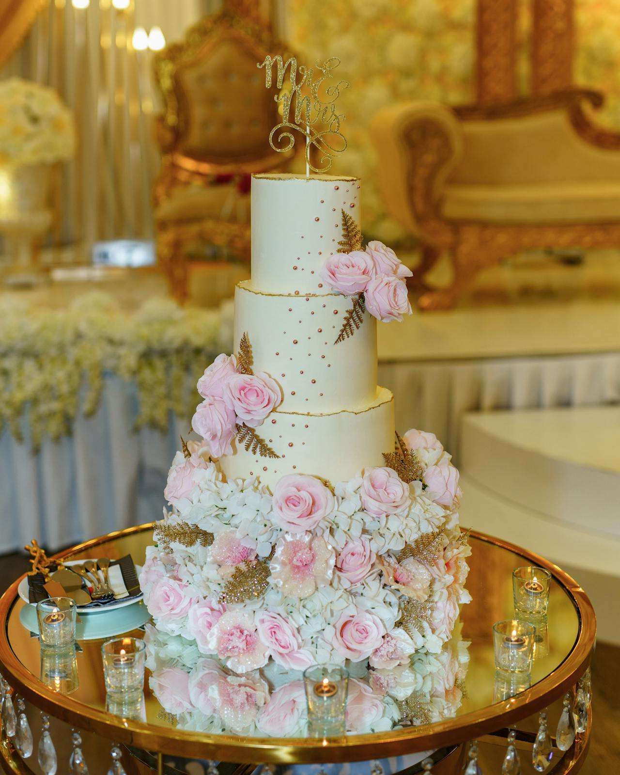 Impresionante pastel de boda expuesto sobre una mesa | Fuente: Pexels