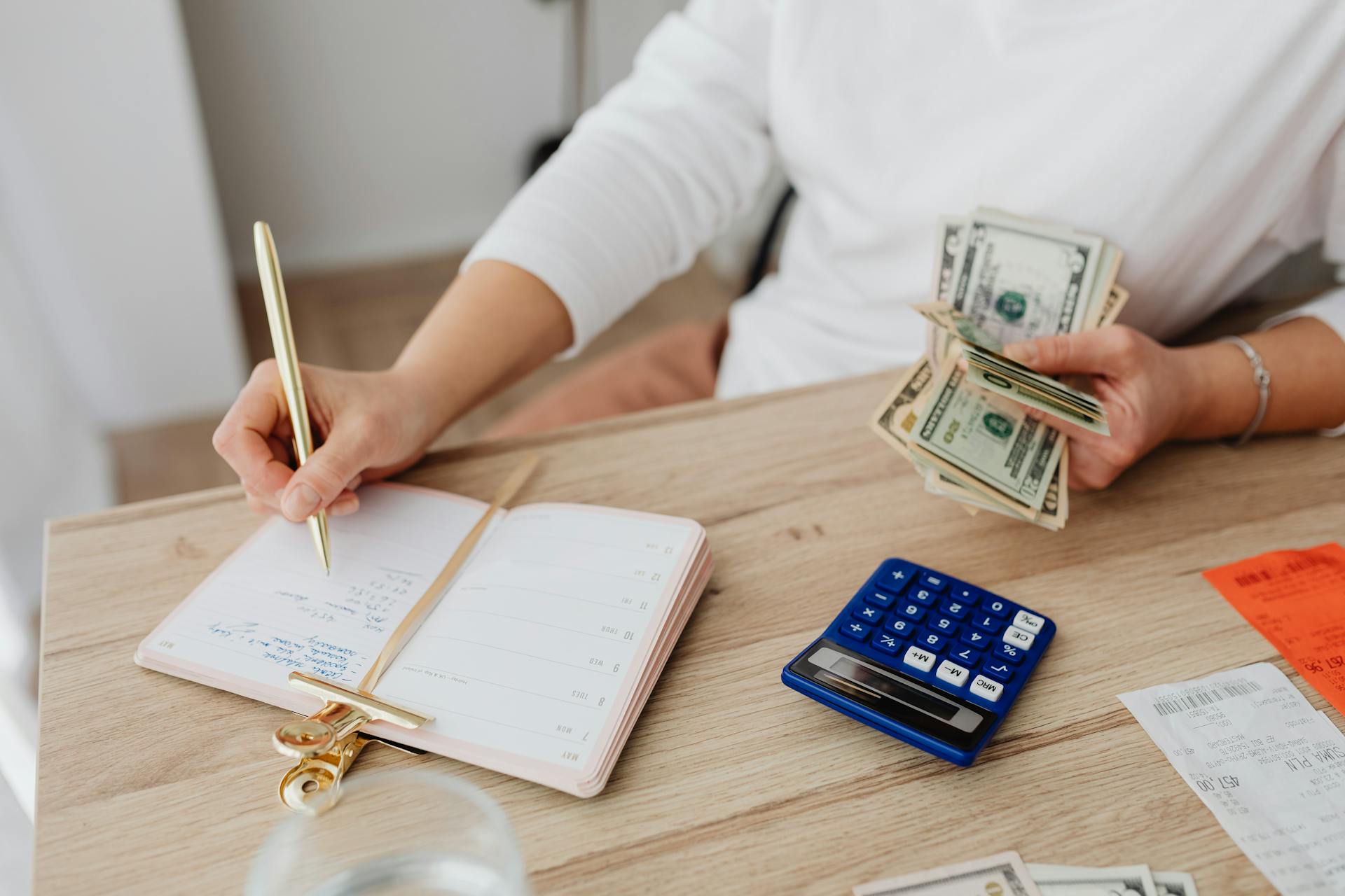 Una mujer contando dinero | Fuente: Pexels