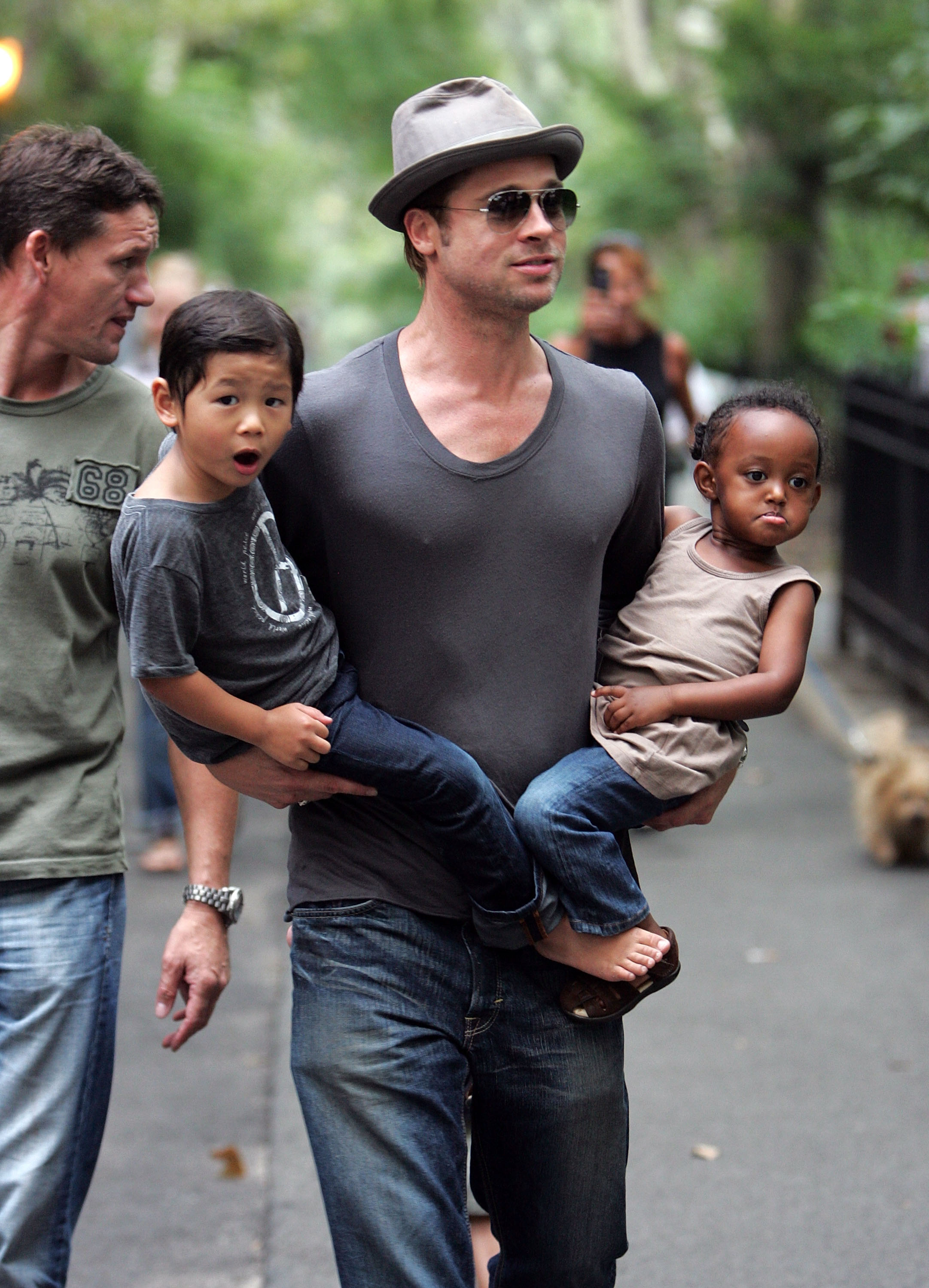 Pax Jolie-Pitt, Brad Pitt y Zahara Jolie-Pitt en el parque infantil el 26 de agosto de 2007.en Nueva York | Foto: Getty Images