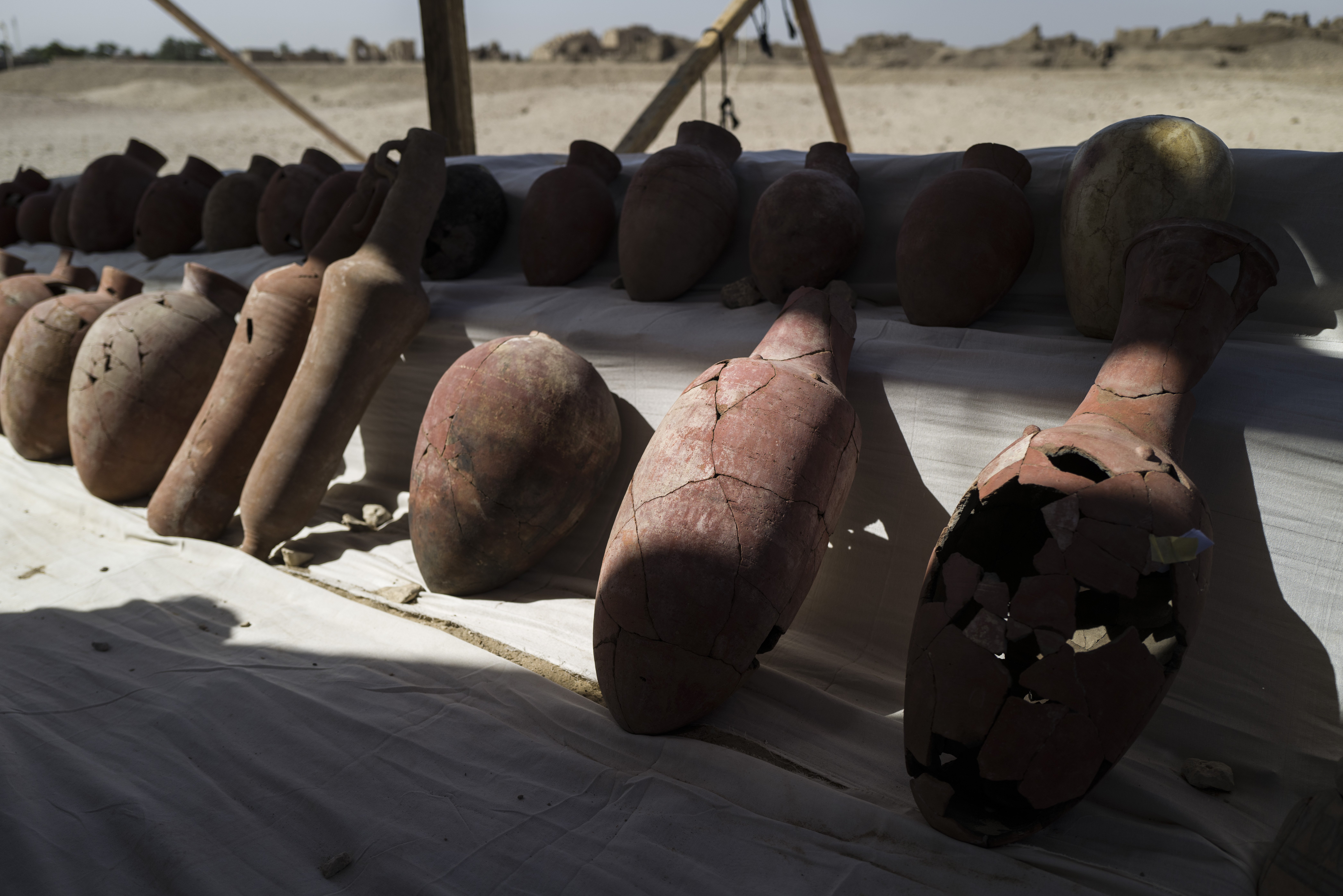 Artefactos hallados en las ruinas de la ciudad perdida en Luxor, Egipto en abril de 2021. | Foto: Getty Images