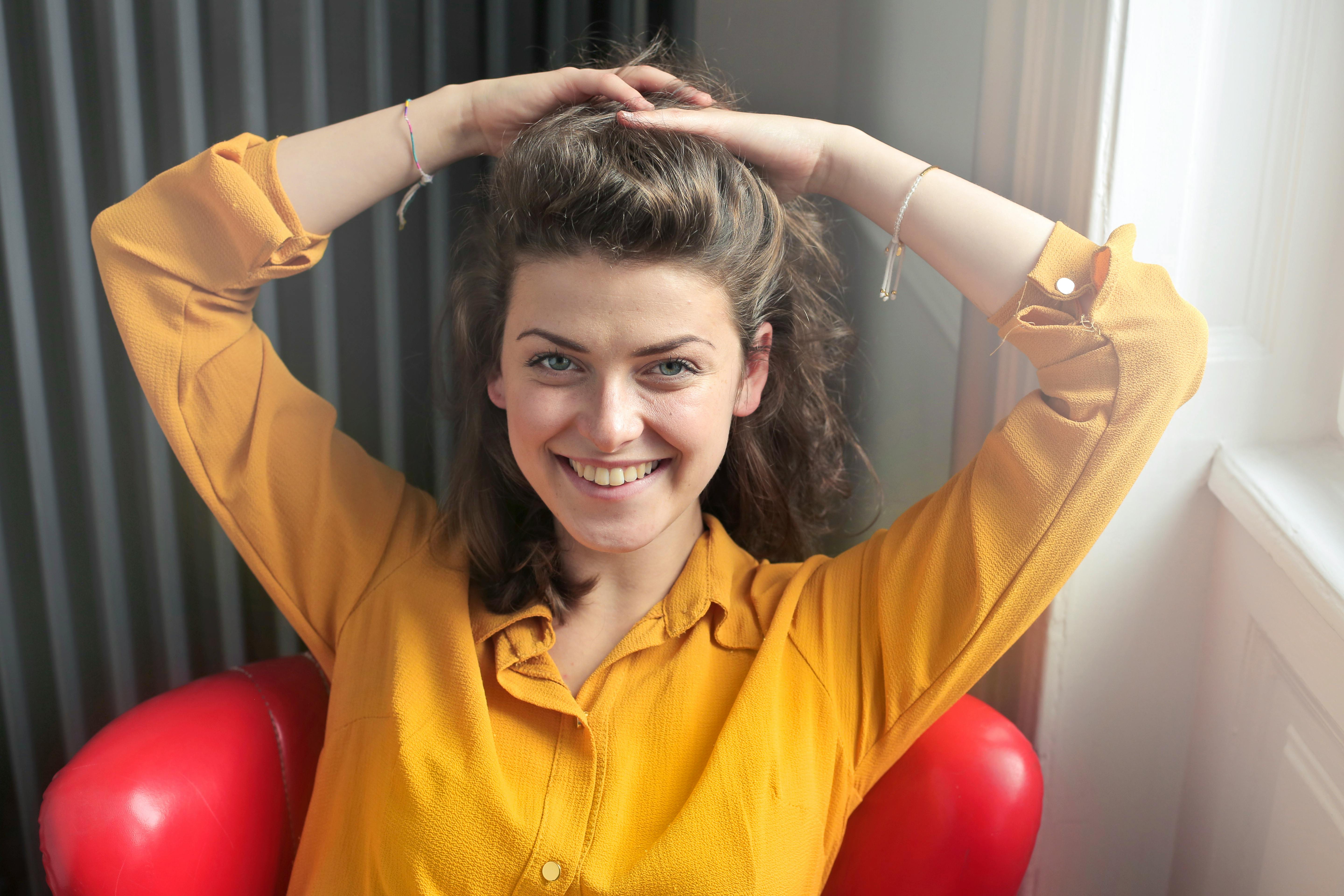 Una mujer feliz sonriendo | Fuente: Pexels