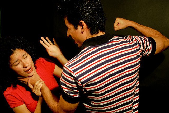 Hombre a punto de golpear a una mujer | Foto: Flickr