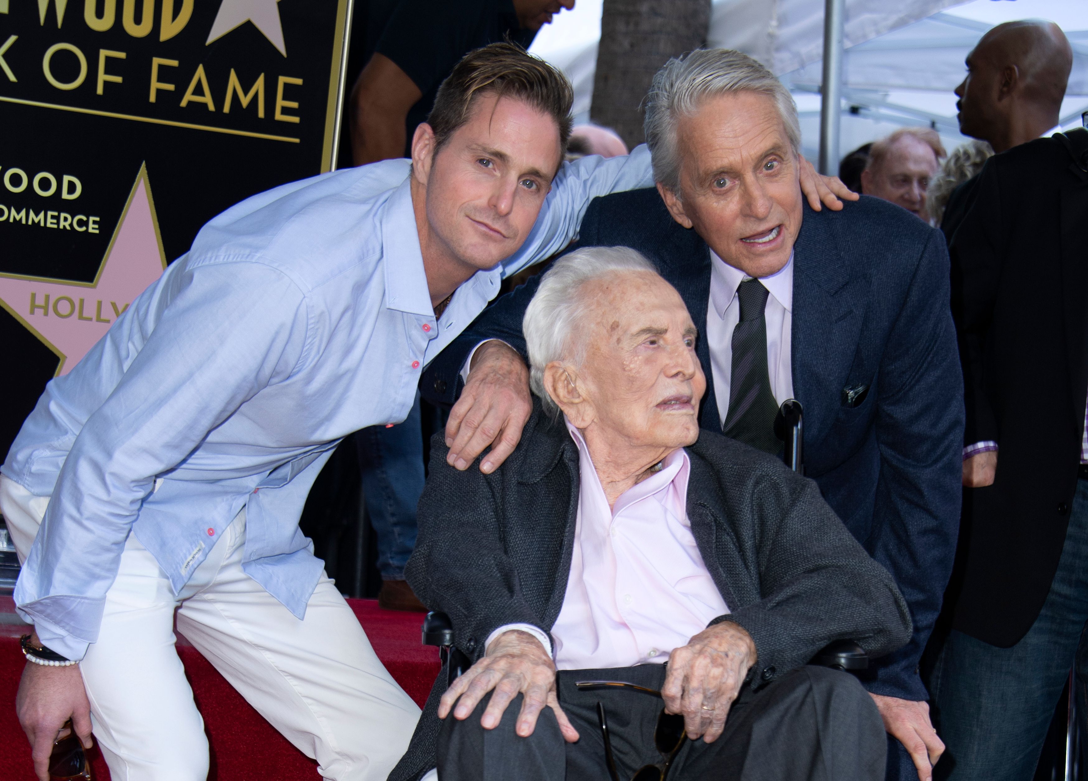 Cameron, Kirk y Michael Douglas asisten a la ceremonia en honor al actor Michael Douglas con una Estrella en el Paseo de la Fama de Hollywood, en Hollywood, California, el 6 de noviembre de 2018 | Fuente: Getty Images