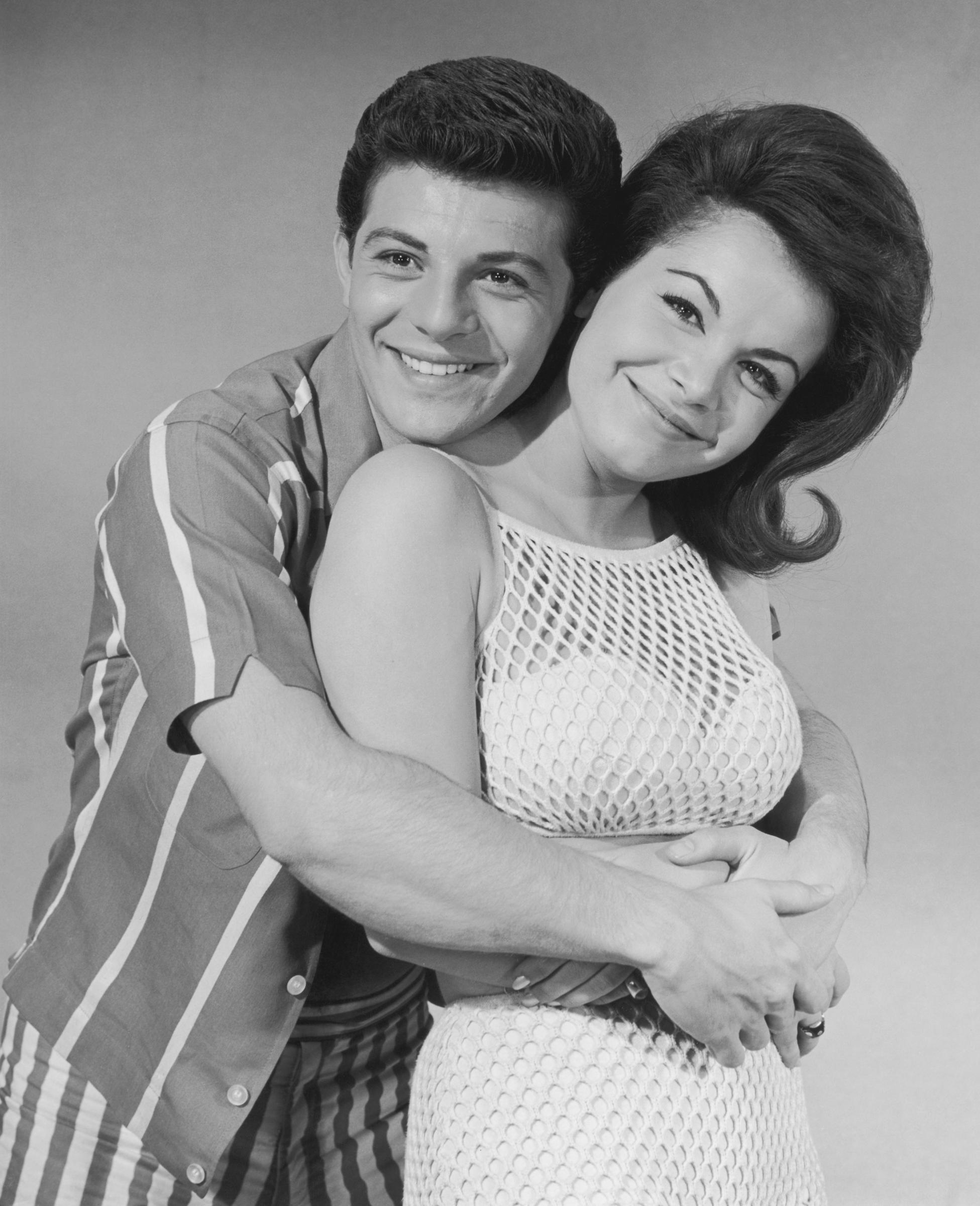 El actor y Annette Funicello fotografiados abrazados el 1 de enero de 1962 | Fuente: Getty Images