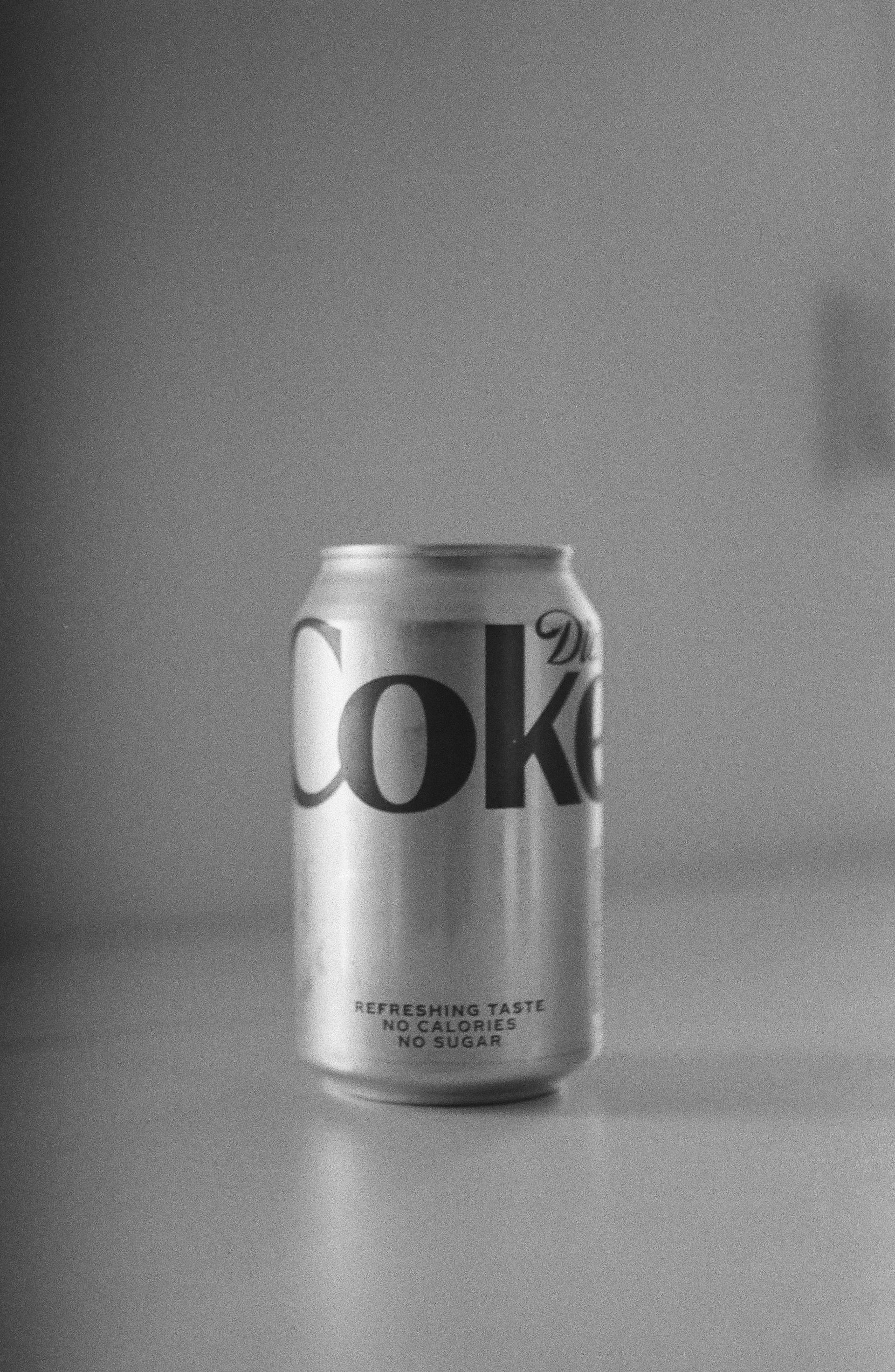 Foto in scala di grigi di una lattina di Diet Coke | Fonte: Pexels