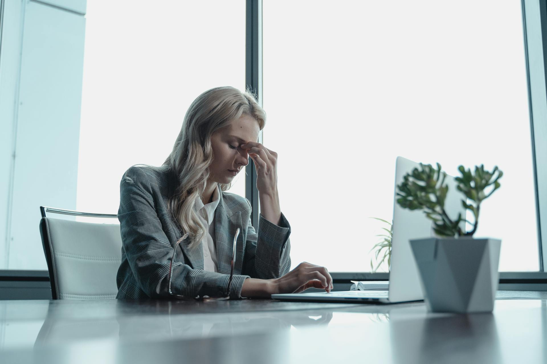 Una mujer en el trabajo, pensando | Fuente: Pexels