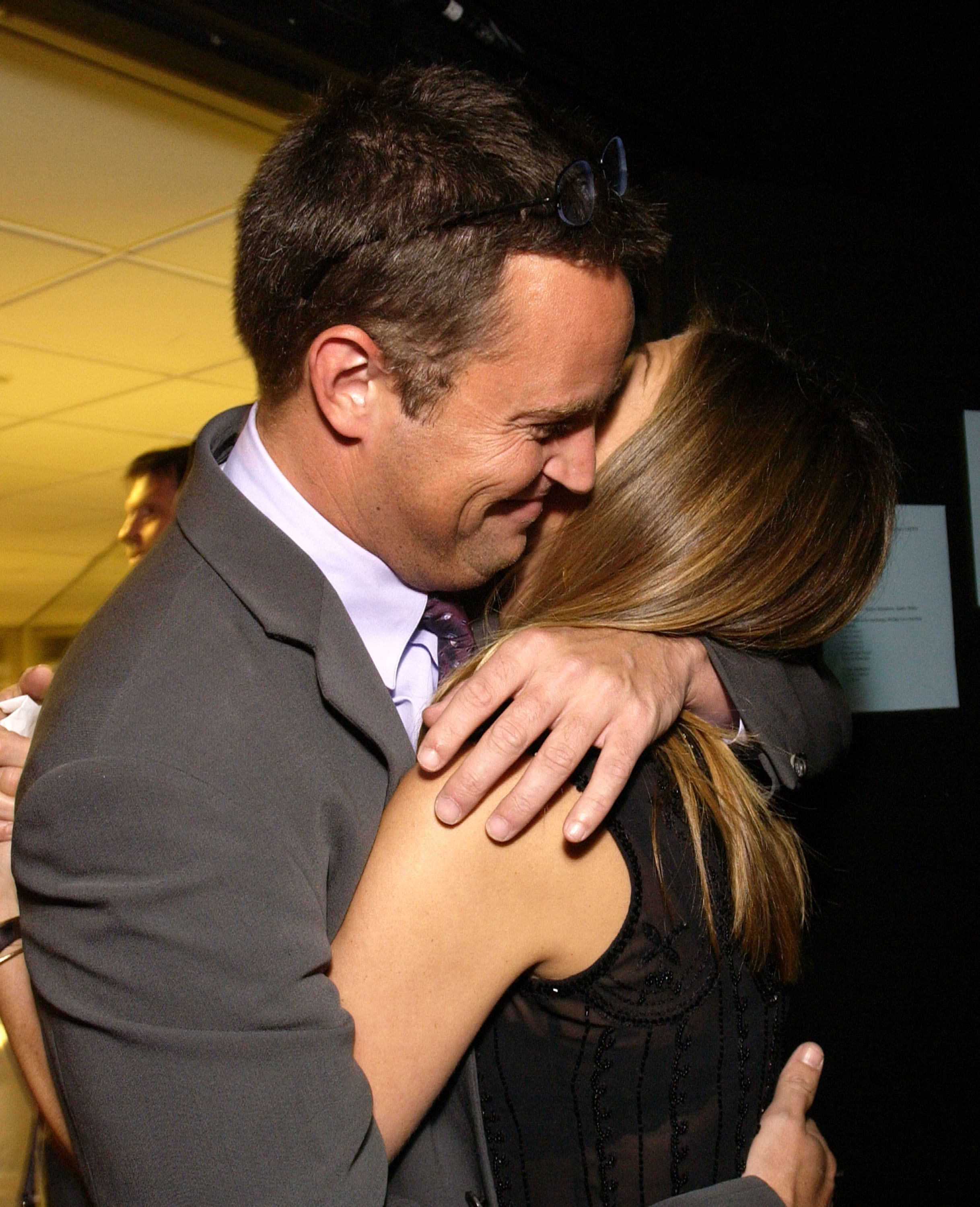 Matthew Perry y Jennifer Aniston durante el 5º acto benéfico anual "Helping Kids Fly Higher" | Foto: Getty Images