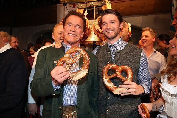 Arnold Schwarzenegger y su hijo Patrick Schwarzenegger durante la 27ª Weisswurstparty en el Hotel Stanglwirt. | Foto: Getty Images