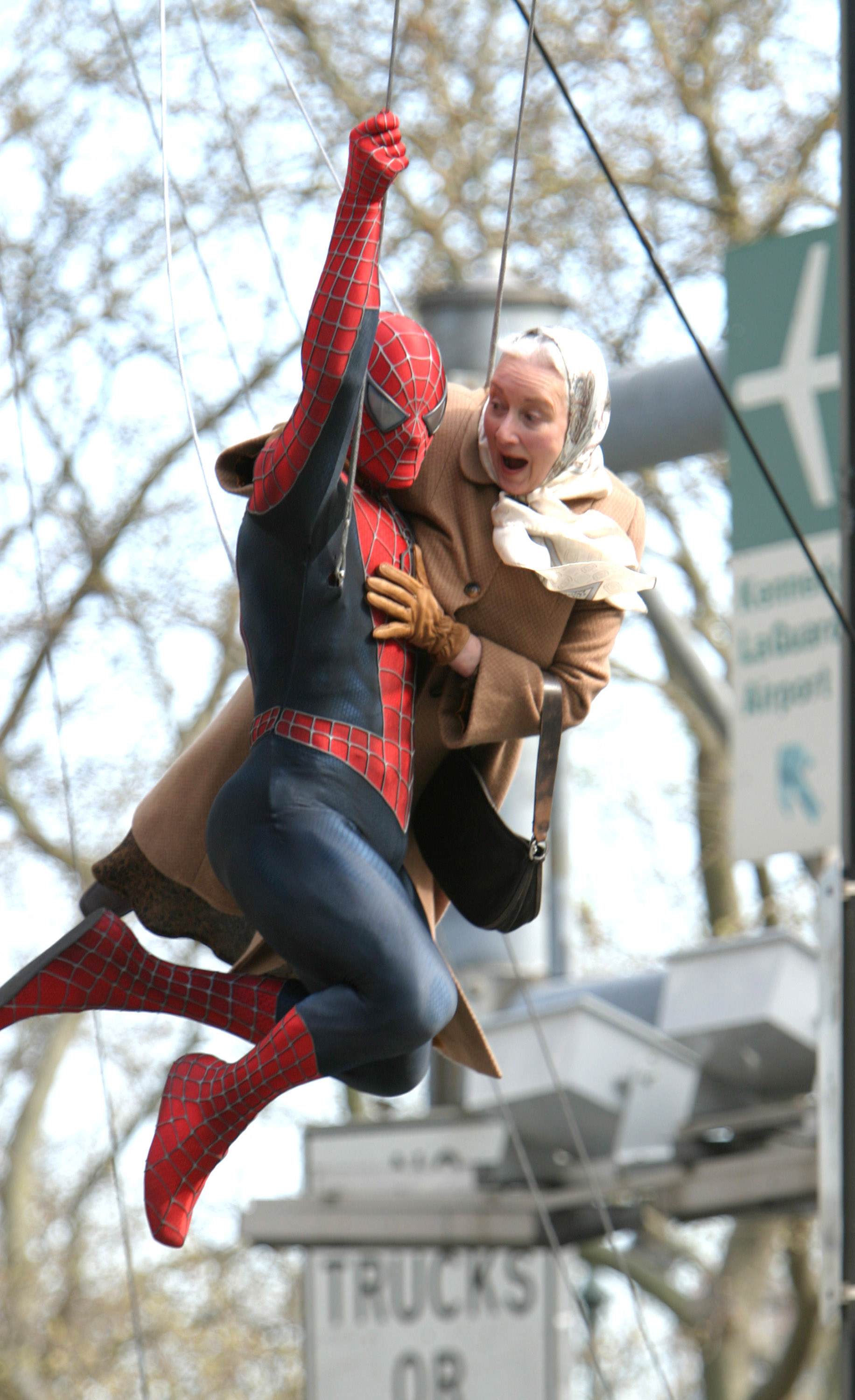 Rosemary Harris durante el rodaje de "Spider-Man 2" en Lower Manhattan, Nueva York, el 20 de abril de 2003 | Fuente: Getty Images