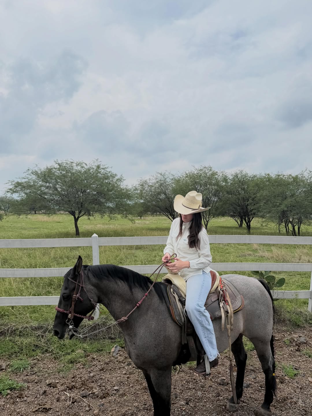 Emily Cinnamon Álvarez sobre un caballo luciendo un look de vaquera durante su fin de semana en el campo | Fuente: Instagram/emilyc.alvarez