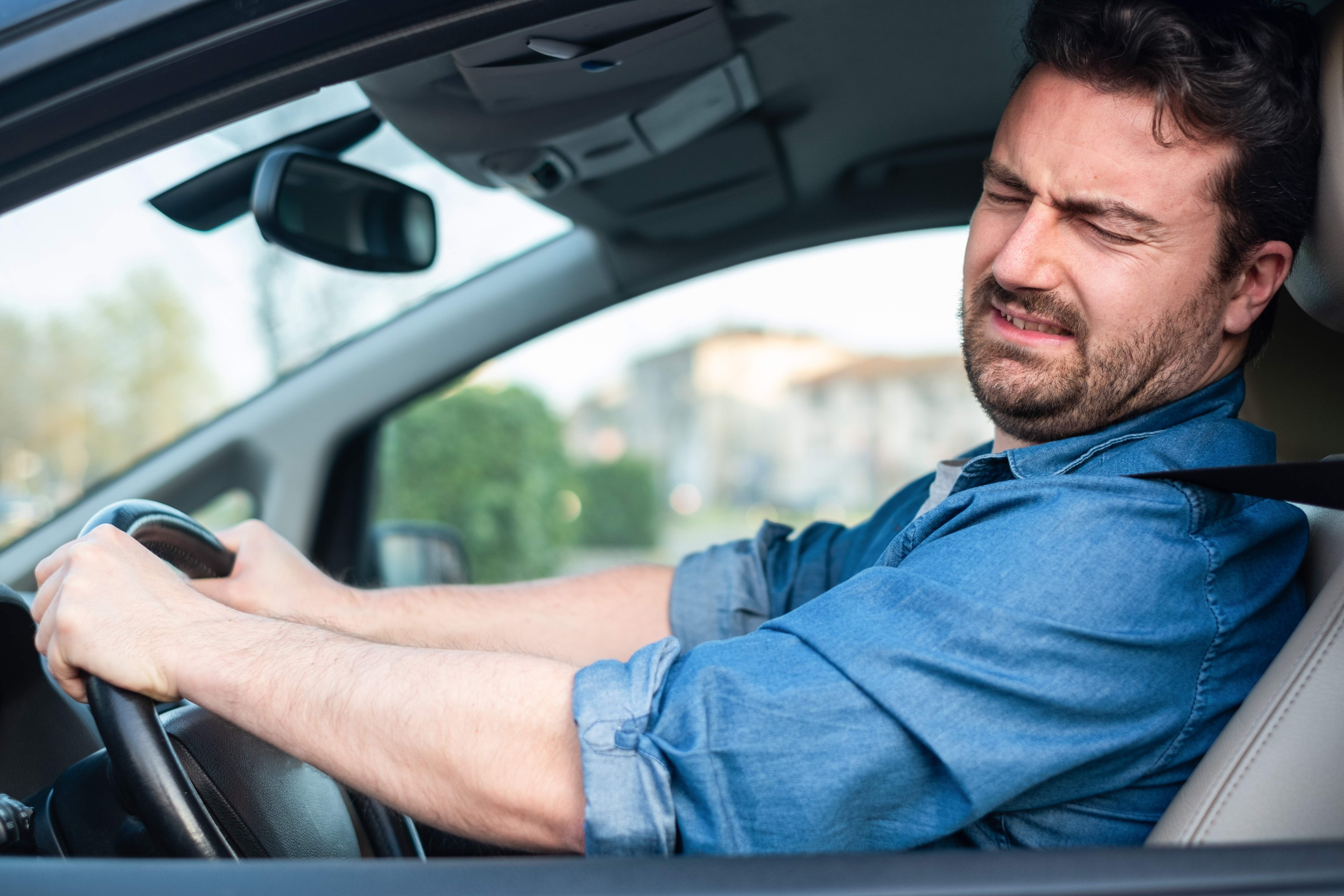 Un hombre confundido en un automóvil | Foto: Shutterstock