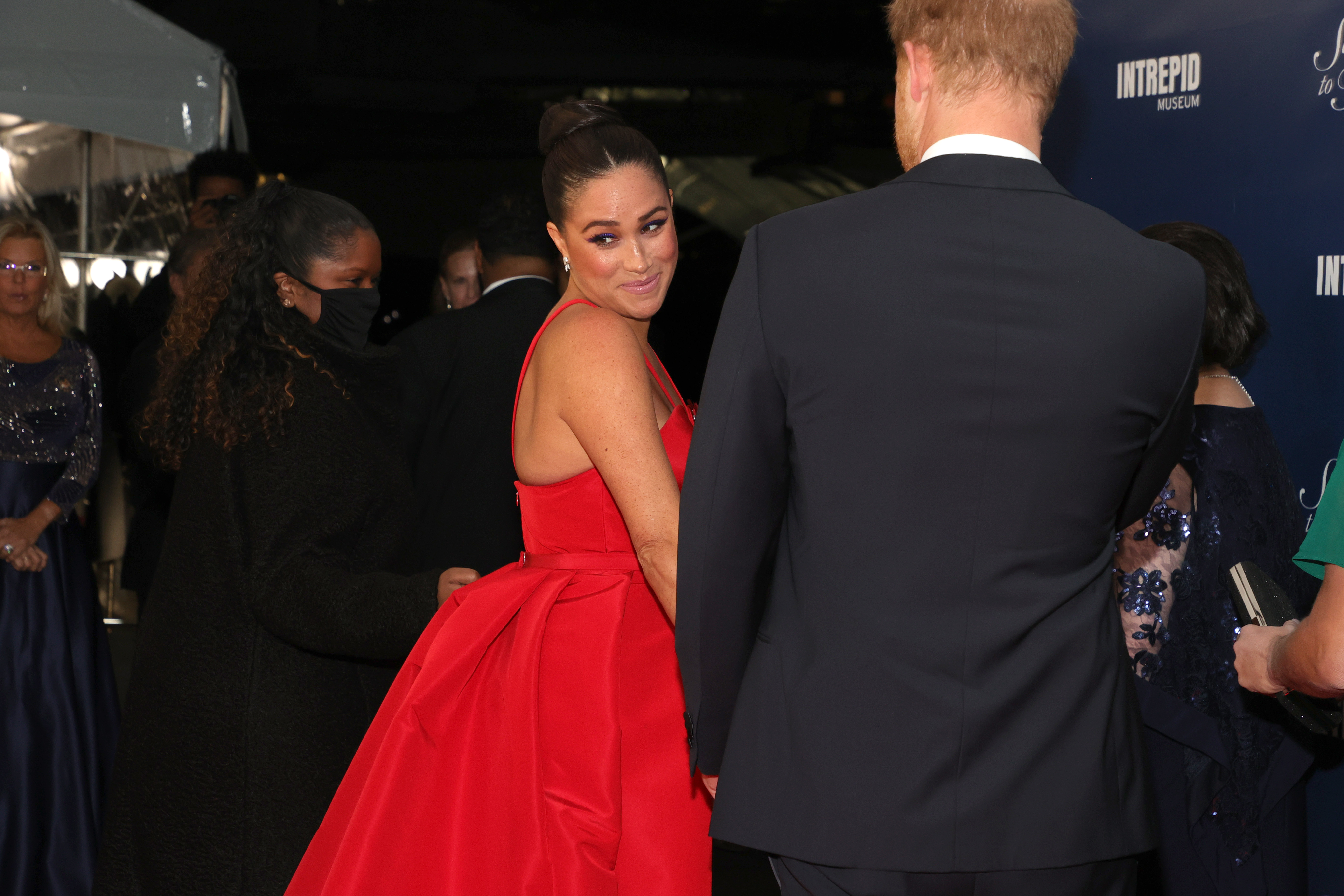 Meghan Markle sonríe junto al Príncipe Harry en la Gala Salute to Freedom 2021 en Nueva York el 10 de noviembre de 2021 | Fuente: Getty Images