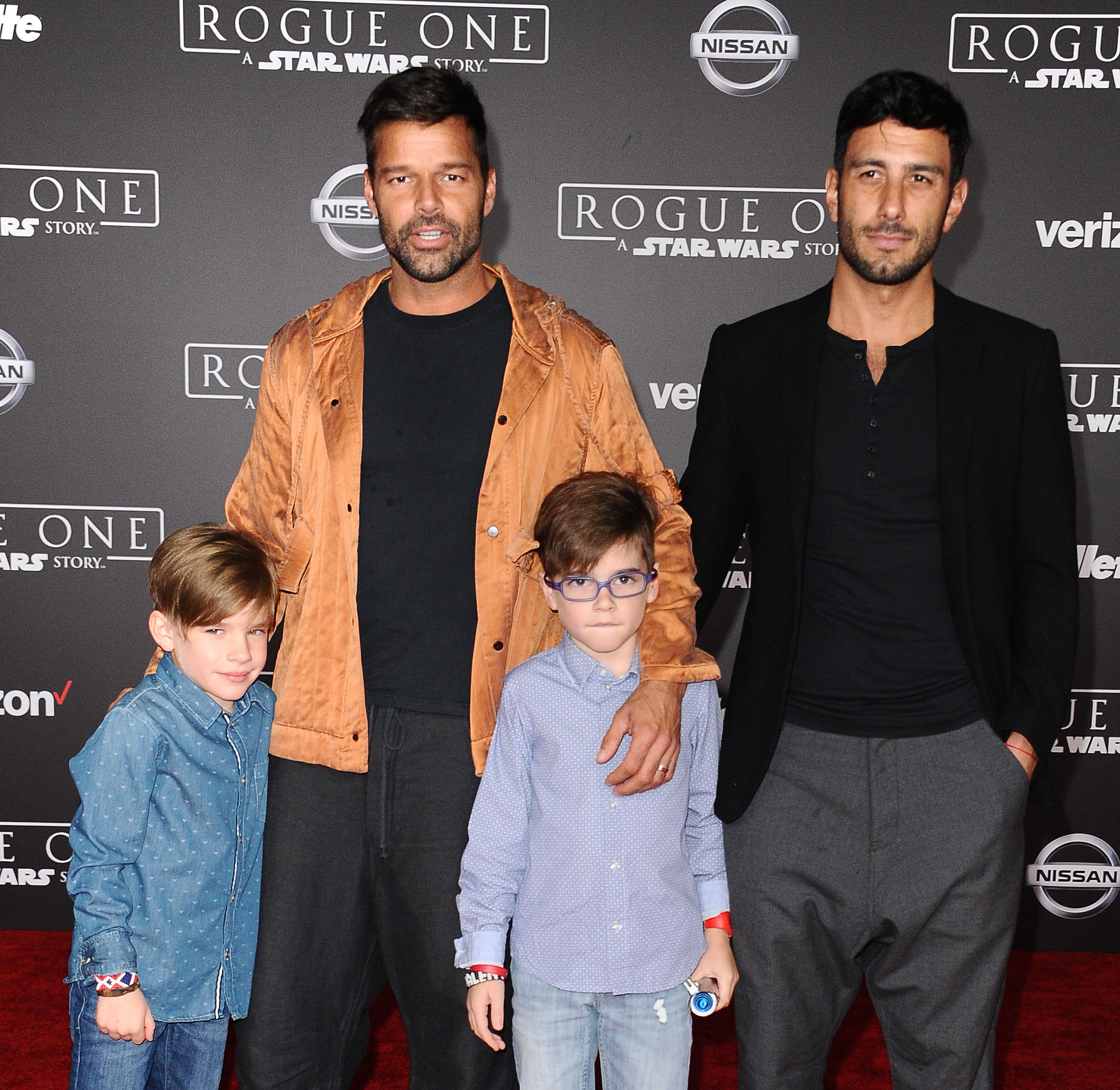 Ricky Martin, el artista Jwan Yosef y sus hijos Matteo Martin y Valentino Martin asistieron al estreno de "Rogue One: A Star Wars Story" en el Teatro Pantages el 10 de diciembre de 2016 en Hollywood, California. | Fuente: Getty Images