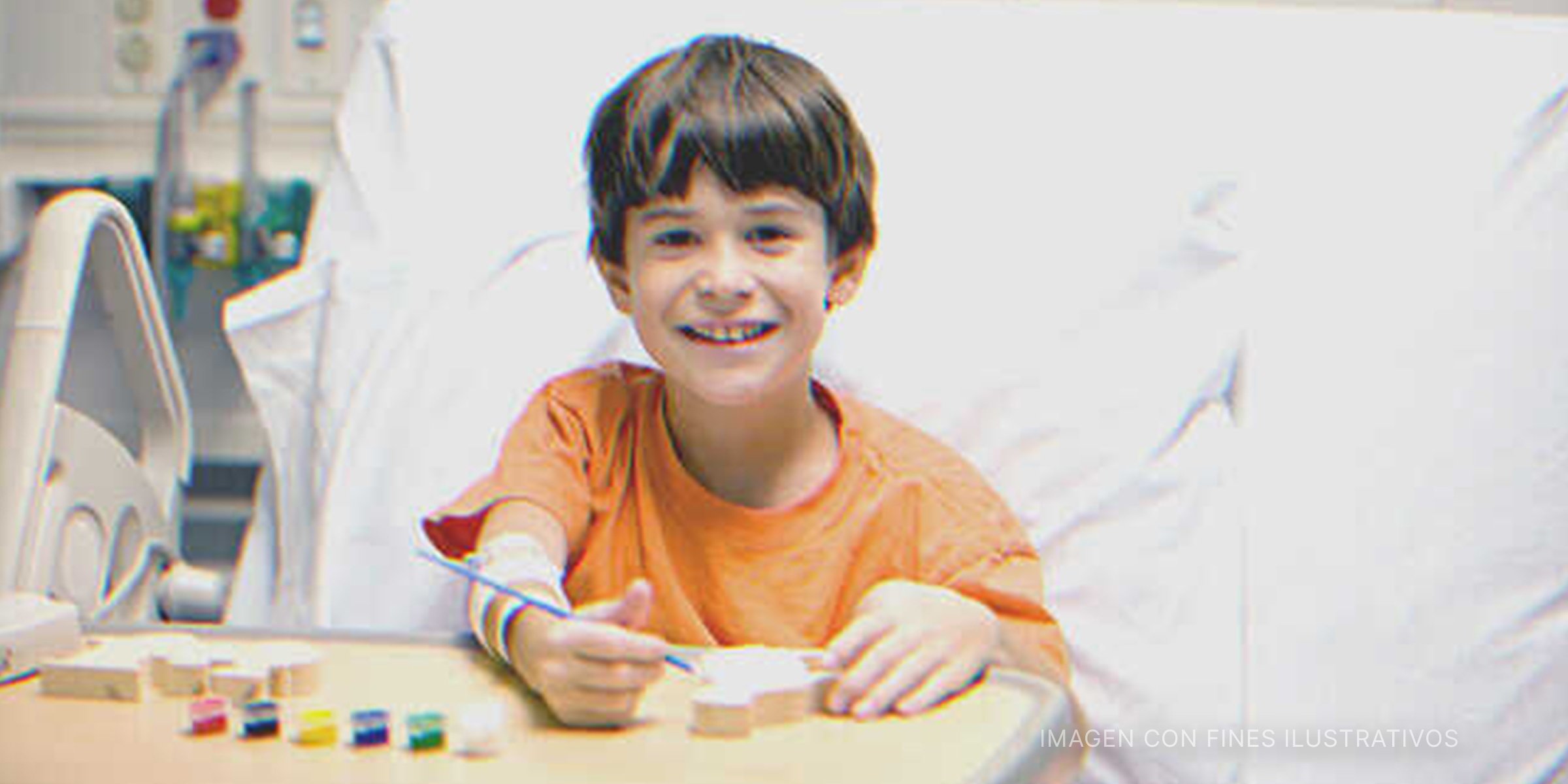 Niño hospitalizado hace un dibujo | Foto: Shutterstock 