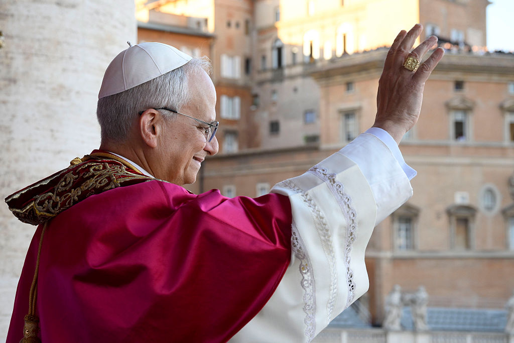 El recién elegido papa León XIV, Robert Prevost se dirige a la multitud en el balcón de la logia central principal con vistas a la Plaza de San Pedro el 08 de mayo 2025 en la Ciudad del Vaticano, Vaticano.