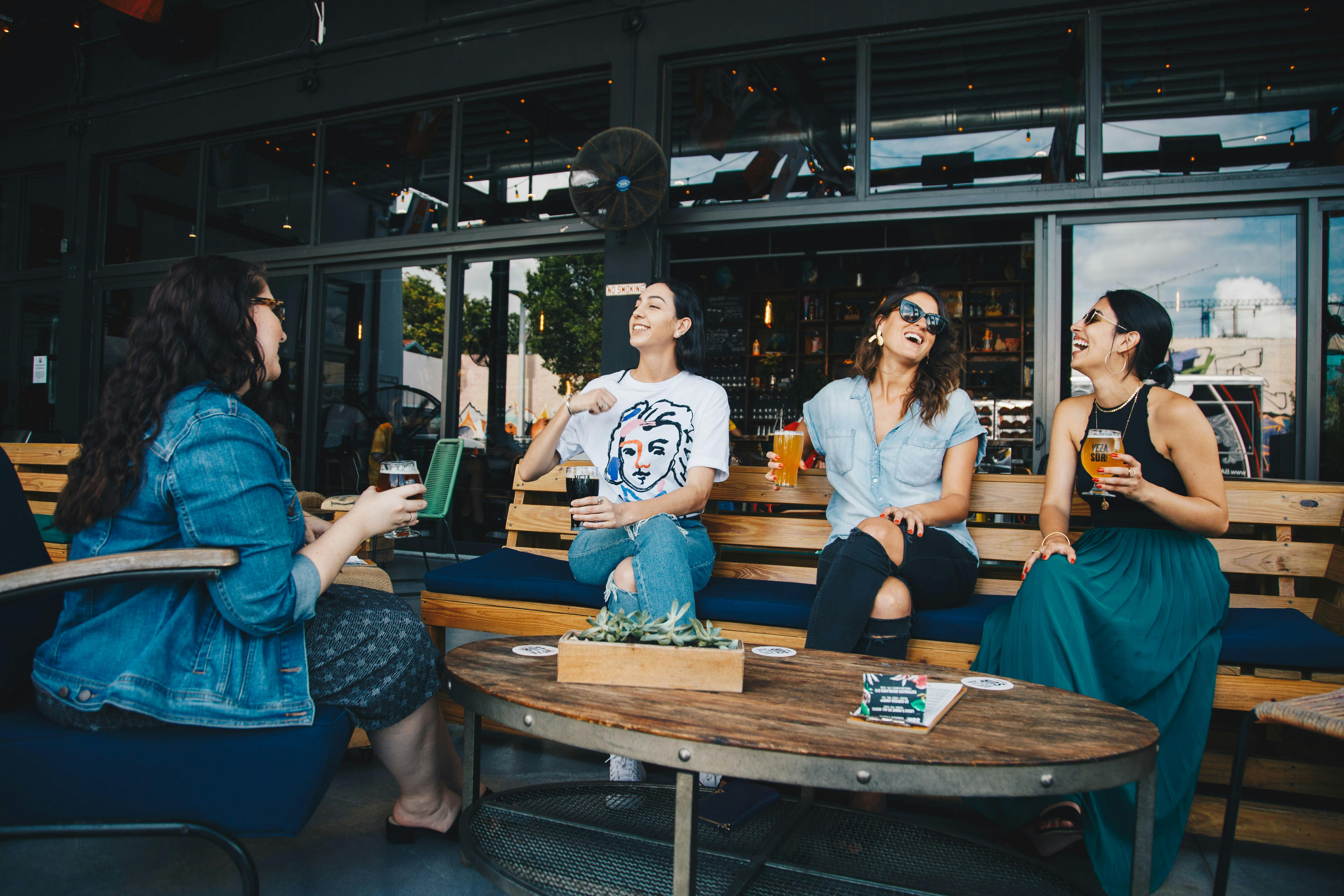 Clientes felices en un restaurante | Fuente: Pexels