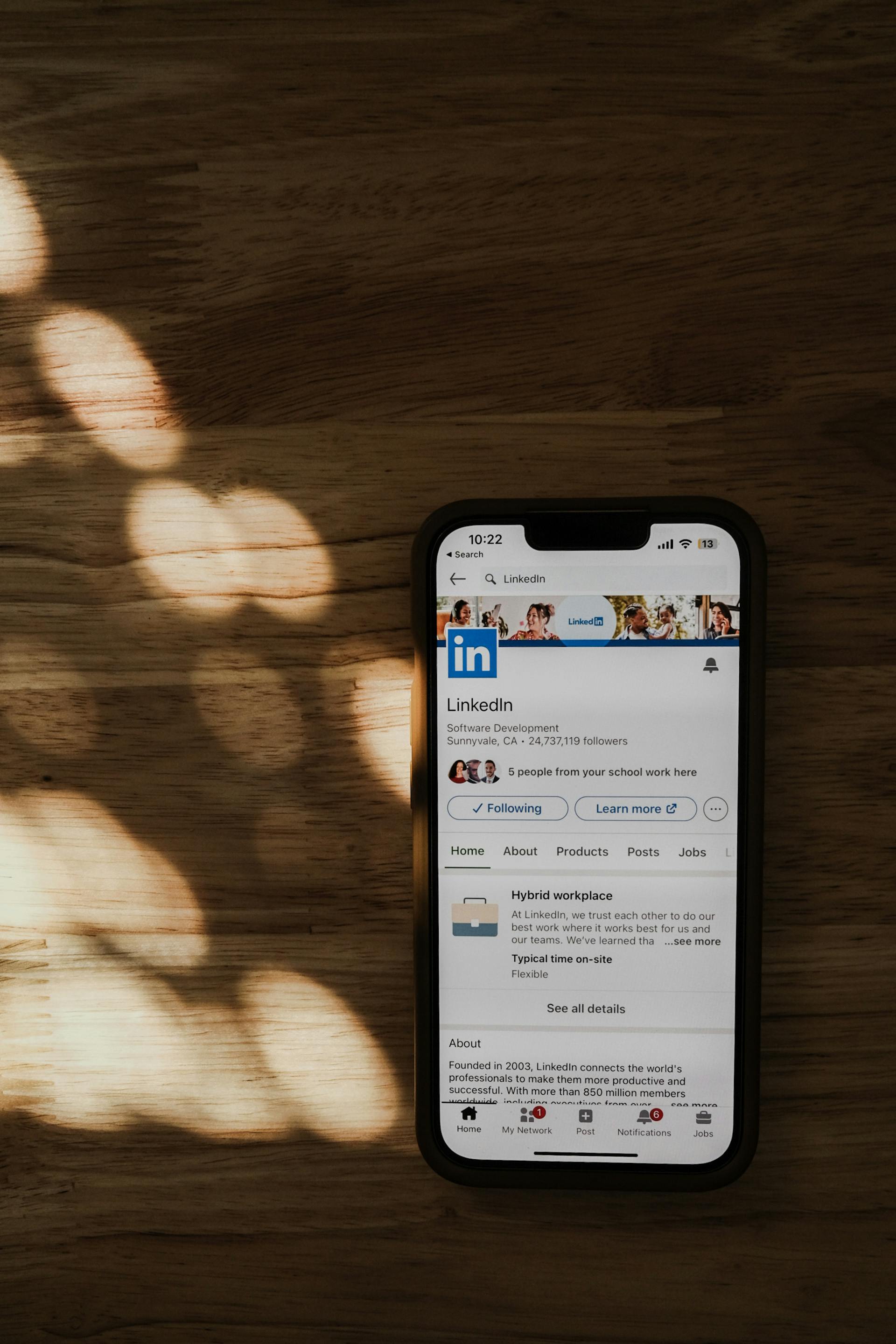 Una pantalla de teléfono mostrando la aplicación de LinkedIn | Fuente: Pexels