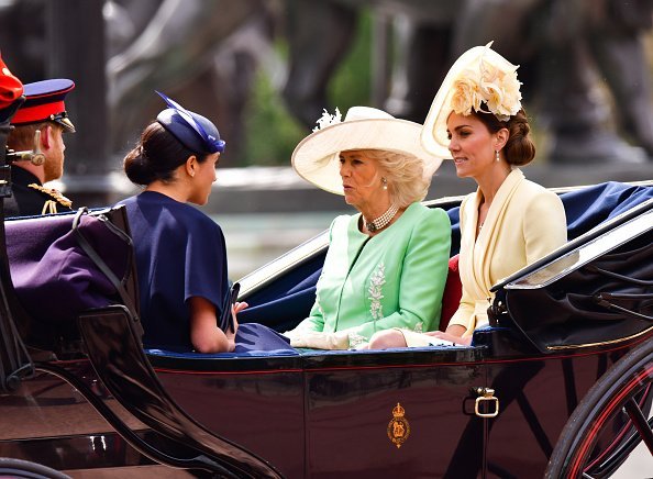 El príncipe Harry, Meghan Markle, Camilla y Kate Middleton dejan el Palacio de Buckingham en un carruaje durante tras la exhibición Trooping The Colour el 8 de junio de 2019 en Londres, Inglaterra. | Imagen: Getty Images