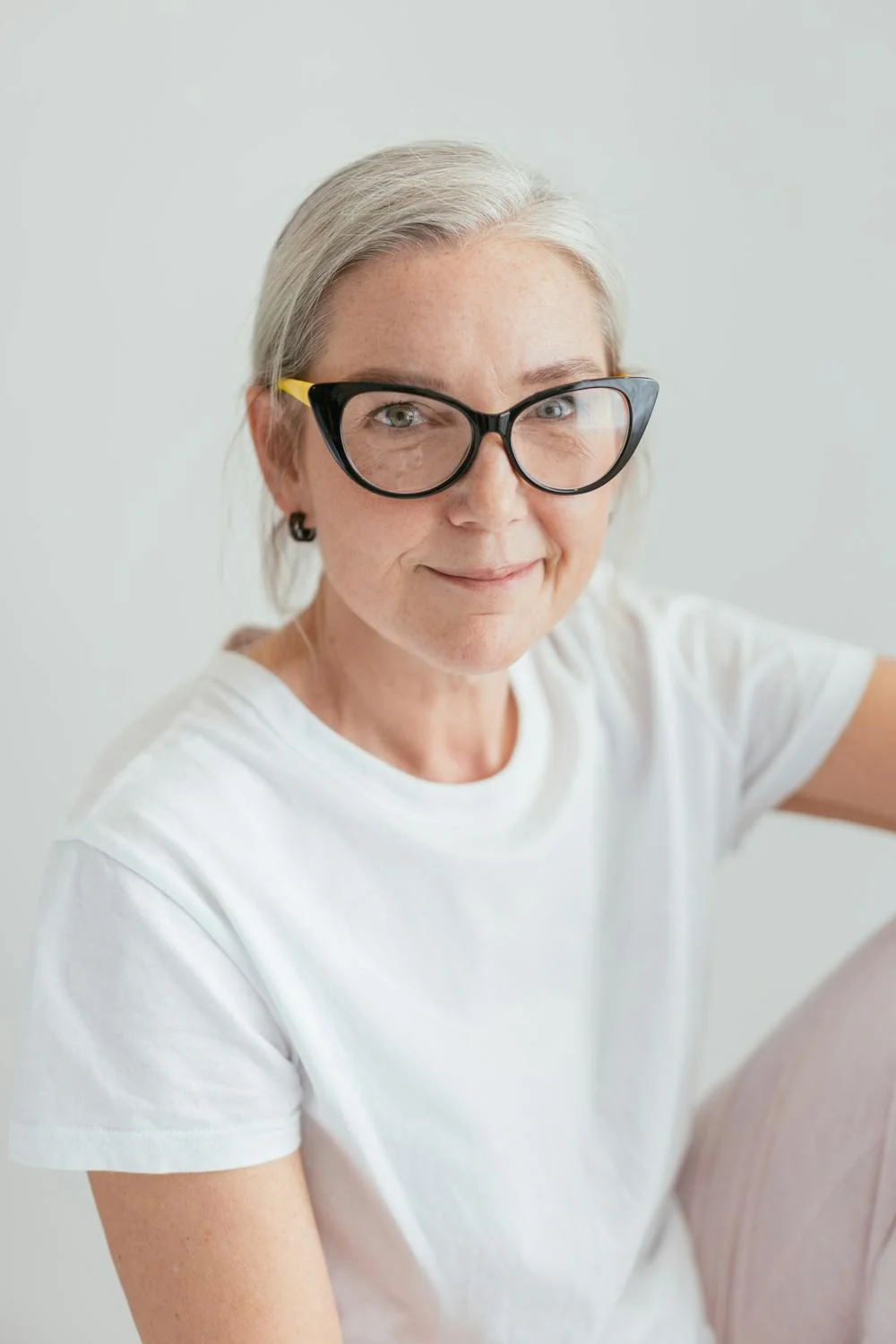 Una anciana sonriente mirando a la cámara | Fuente: Pexels