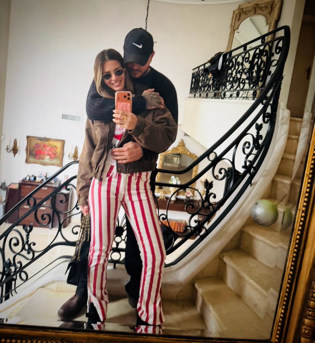 Mauro Icardi posando junto a María Eugenia La China Suárez frente al espejo | Fuente: Instagram/mauroicardi