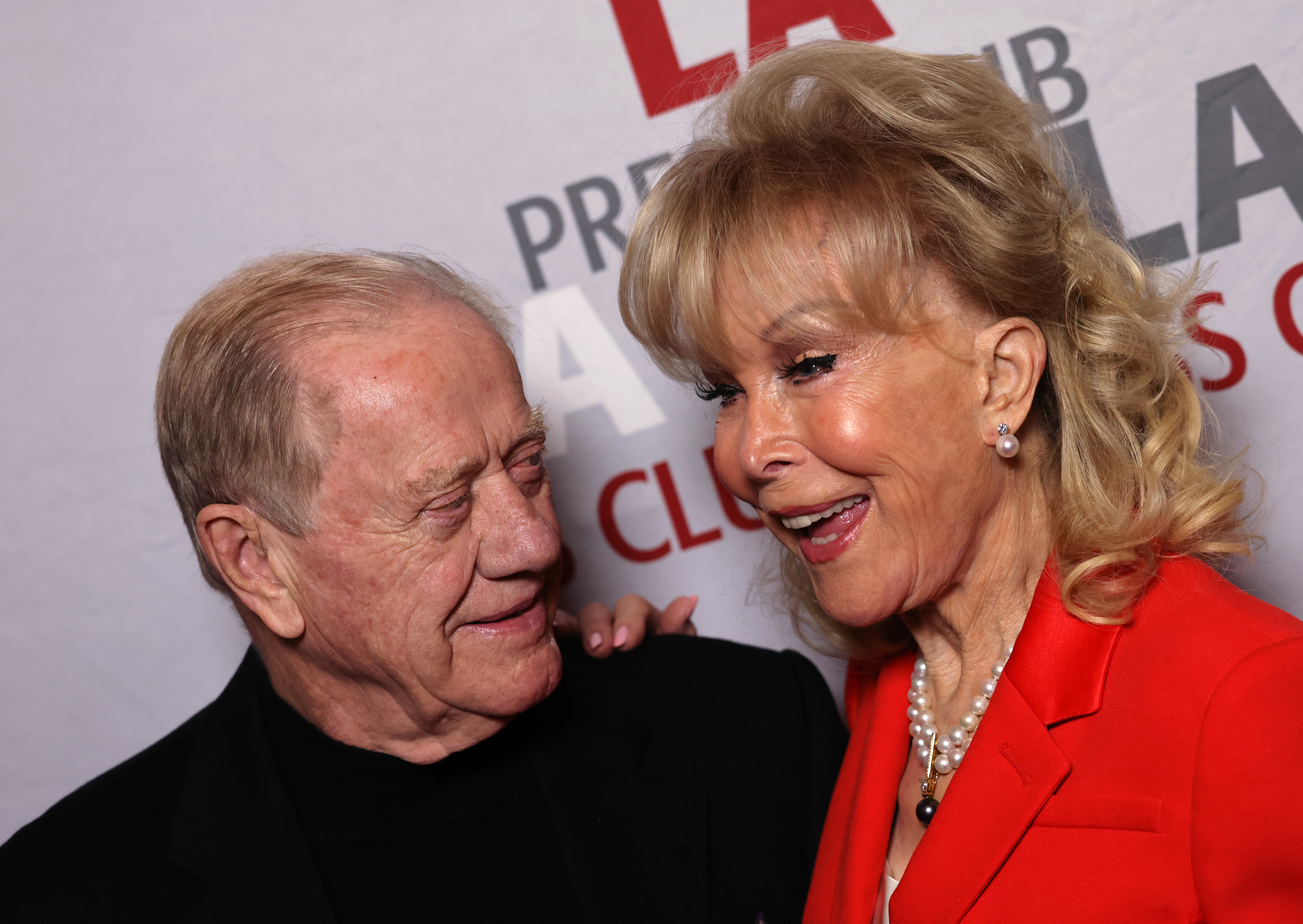 Jon Eicholtz y Barbara Eden asisten a la 16ª Gala Anual de los Premios Nacionales de Periodismo de Arte y Entretenimiento el 3 de diciembre de 2023 | Fuente: Getty Images