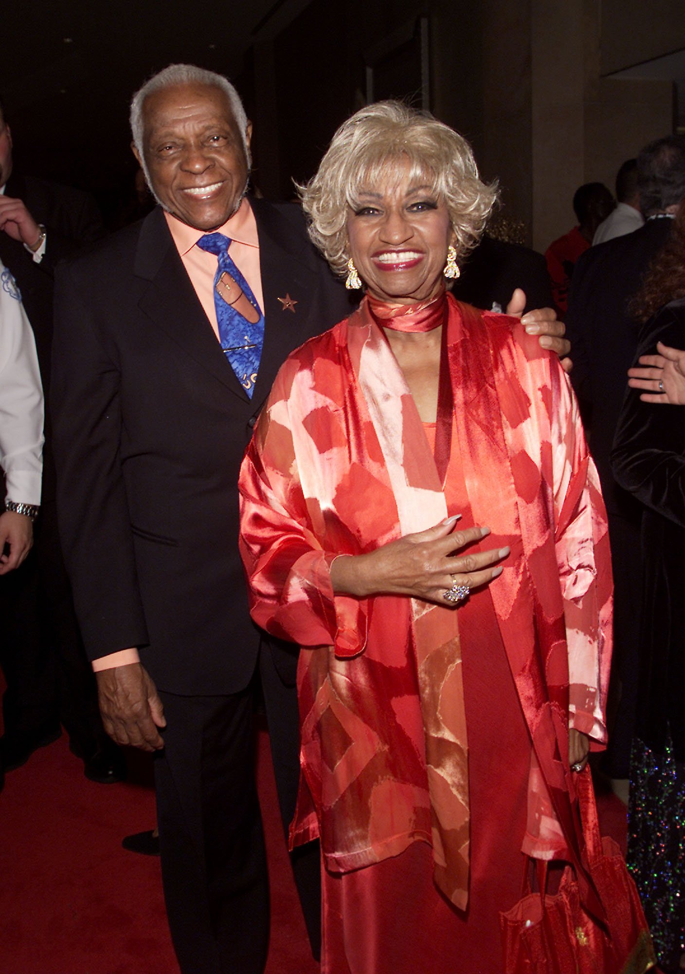 Celia Cruz (der) y su esposo Pedro Knight (izq) en el homenaje de la Academia de Música Latina a Julio Iglesias en Los Ángeles en 2001 || Fuente: Getty Images