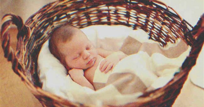 Un bebé en una canasta | Foto: Shutterstock