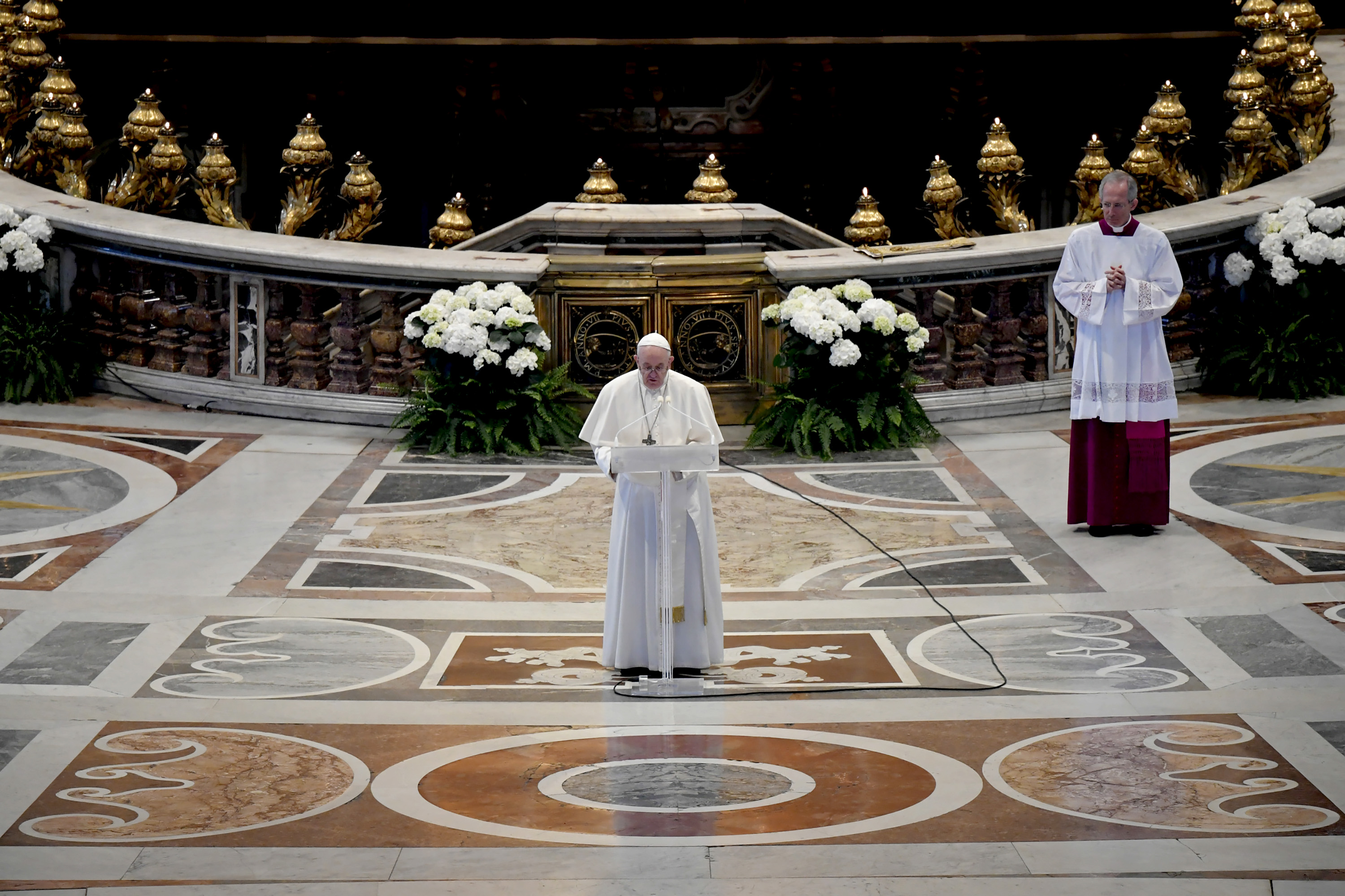 El Papa Francisco durante la Misa de Pascua en la Basílica de San Pedro el 12 de abril de 2020, en la Ciudad del Vaticano. | Fuente: Getty Images