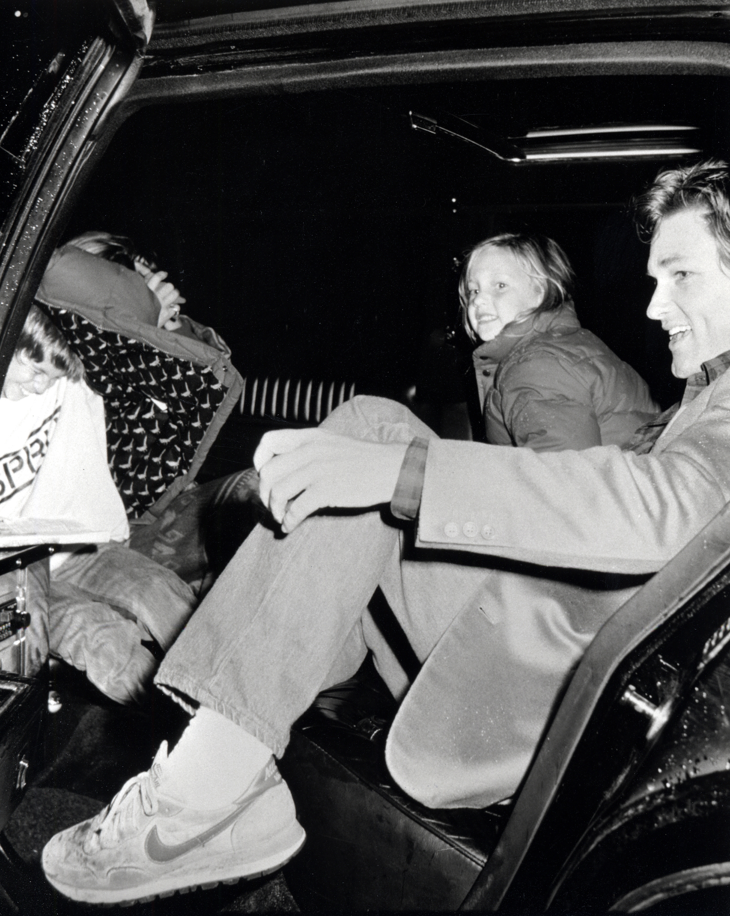 Kurt Russell y sus hijos en la Gala de Inauguración de la Juguetería FAO Schwarz en Nueva York, 1986 | Fuente: Getty Images