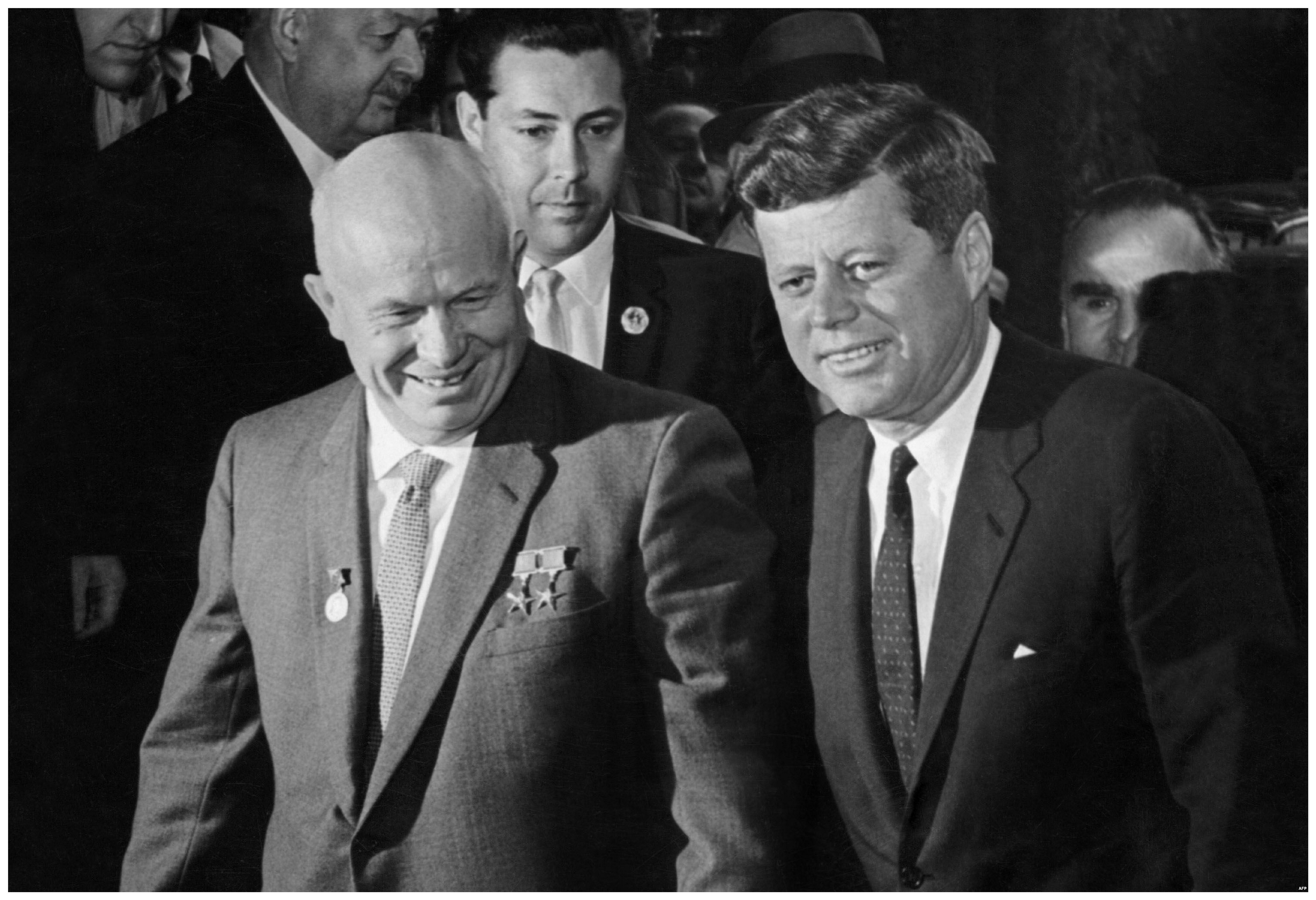 El presidente John F. Kennedy y el primer ministro Nikita Jruschov de la Unión Soviética asisten a la cumbre de Viena el 4 de junio de 1961 | Fuente: Getty Images