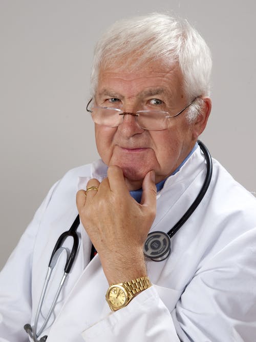 Doctor con estetoscopio. Fuente: Pixabay