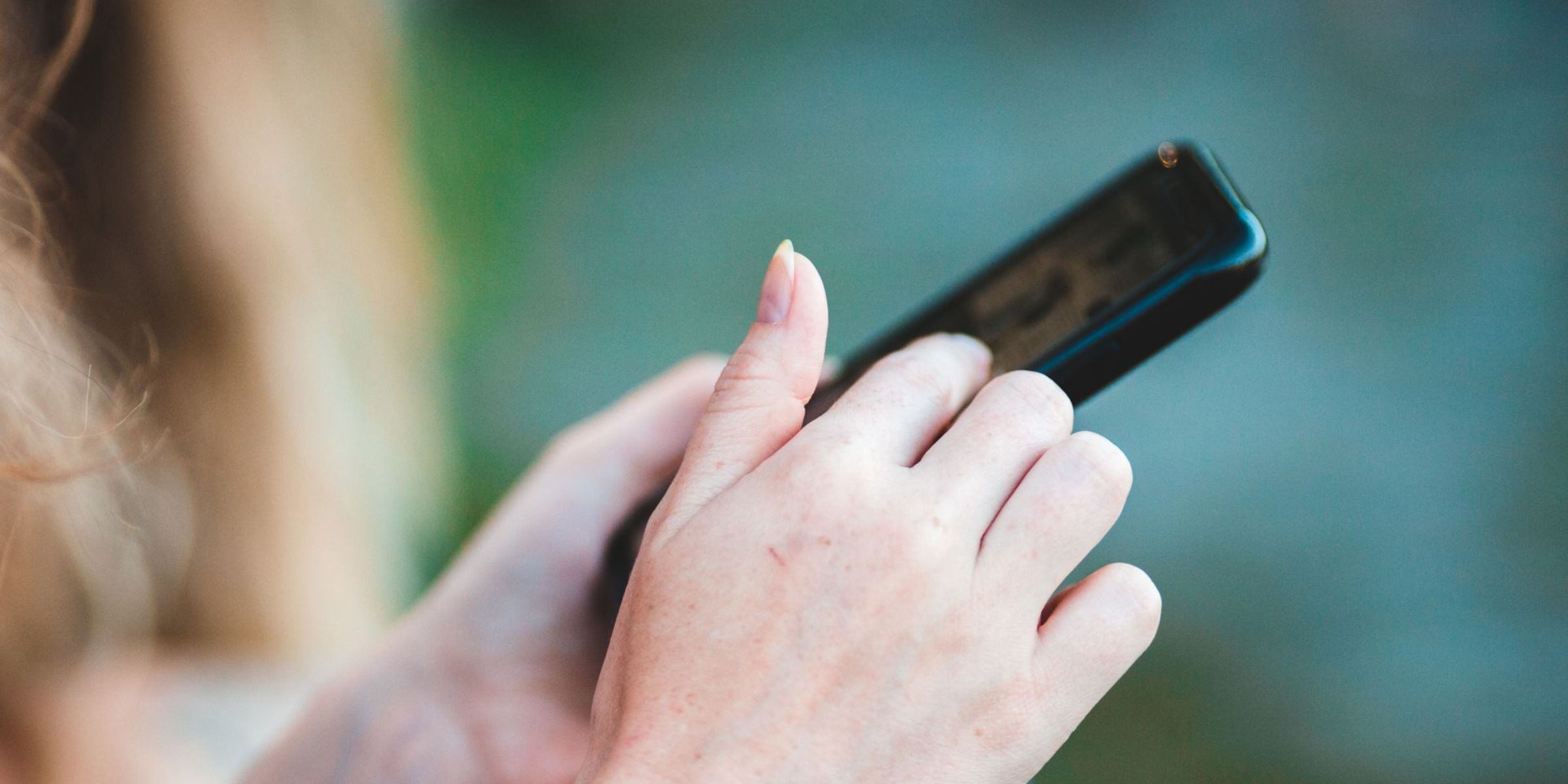 Una mujer usando el celular | Fuente: Pexels
