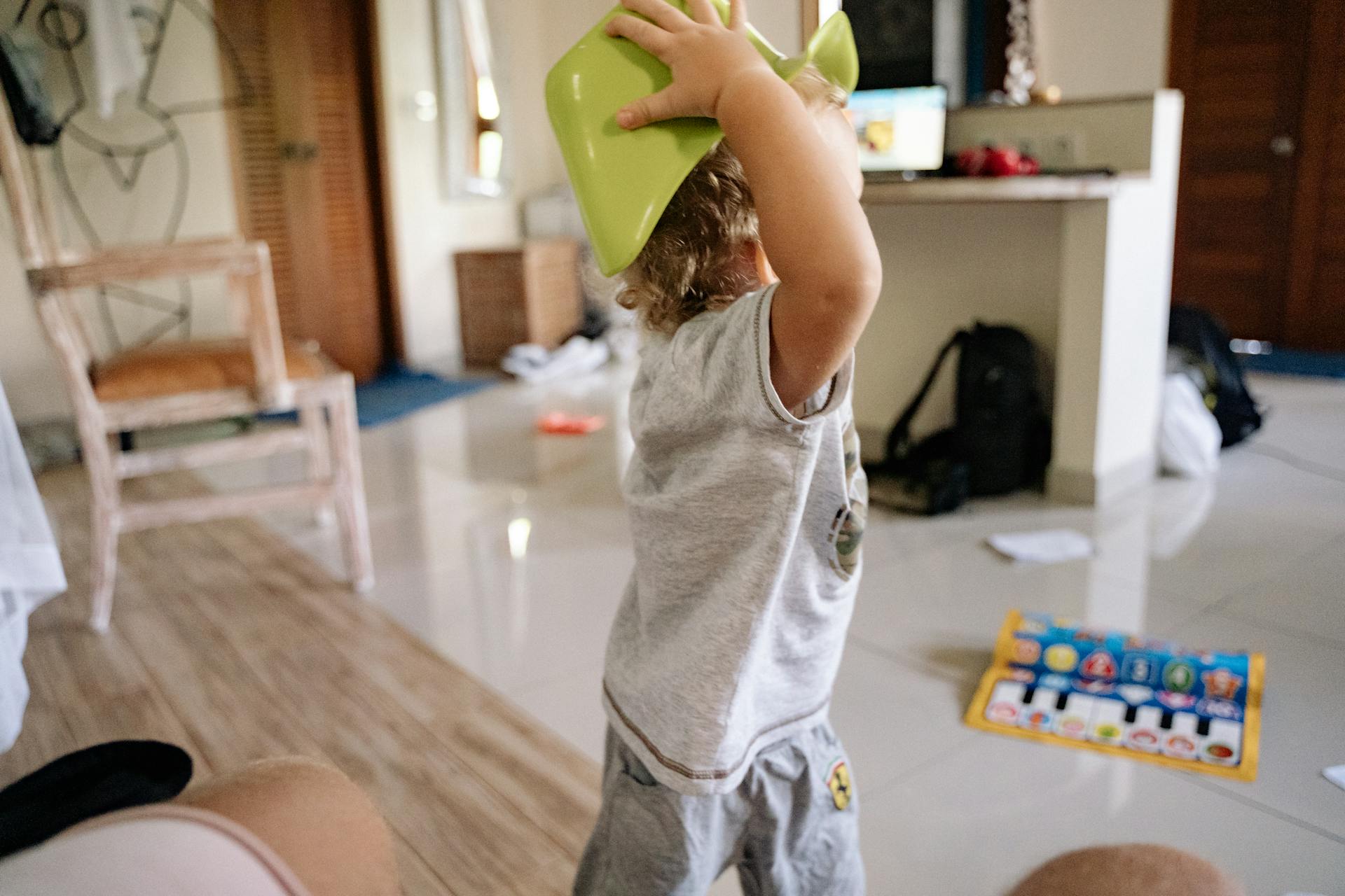 Un niño pequeño jugando en una casa desordenada | Fuente: Pexels