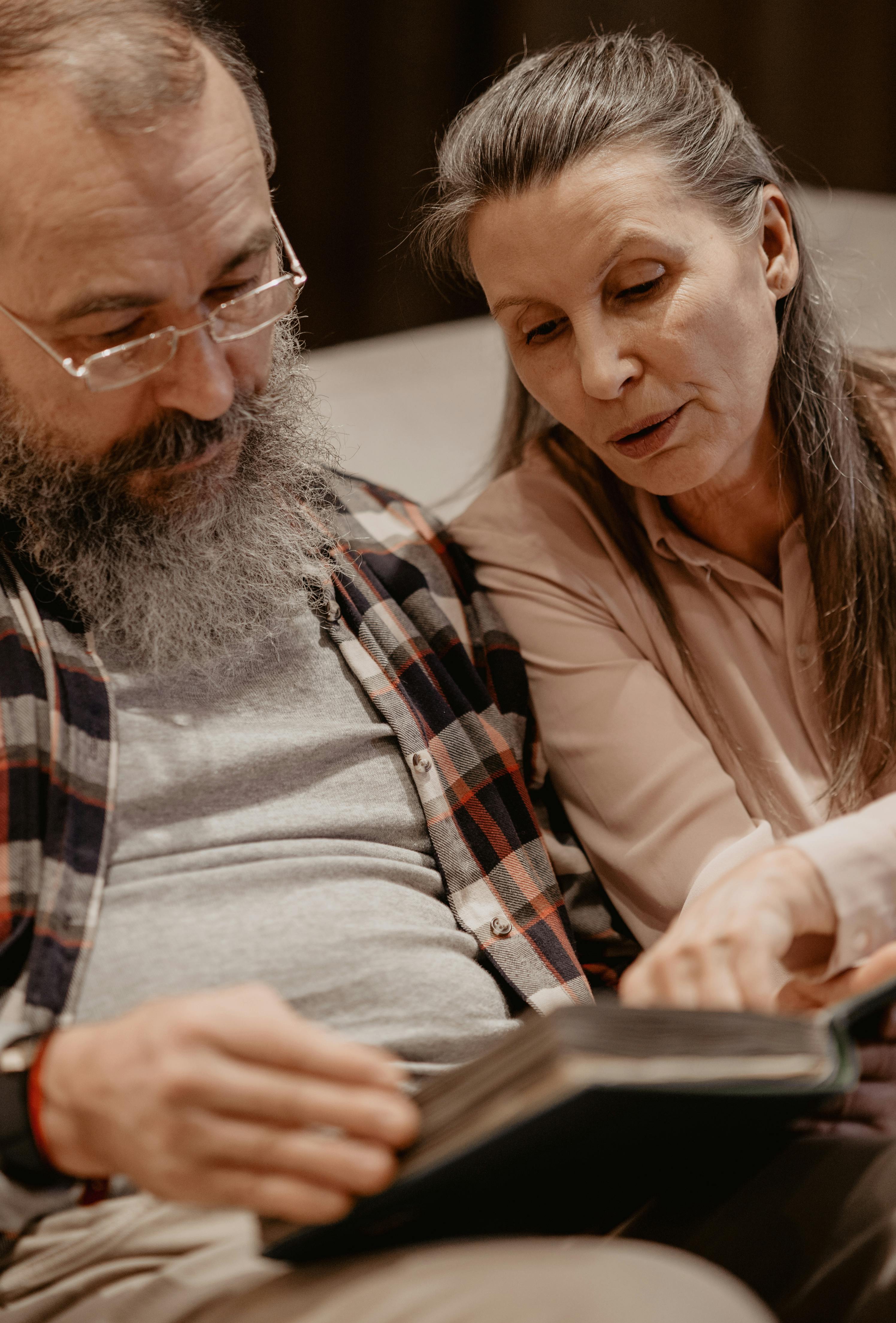 Una pareja mayor en casa | Fuente: Pexels