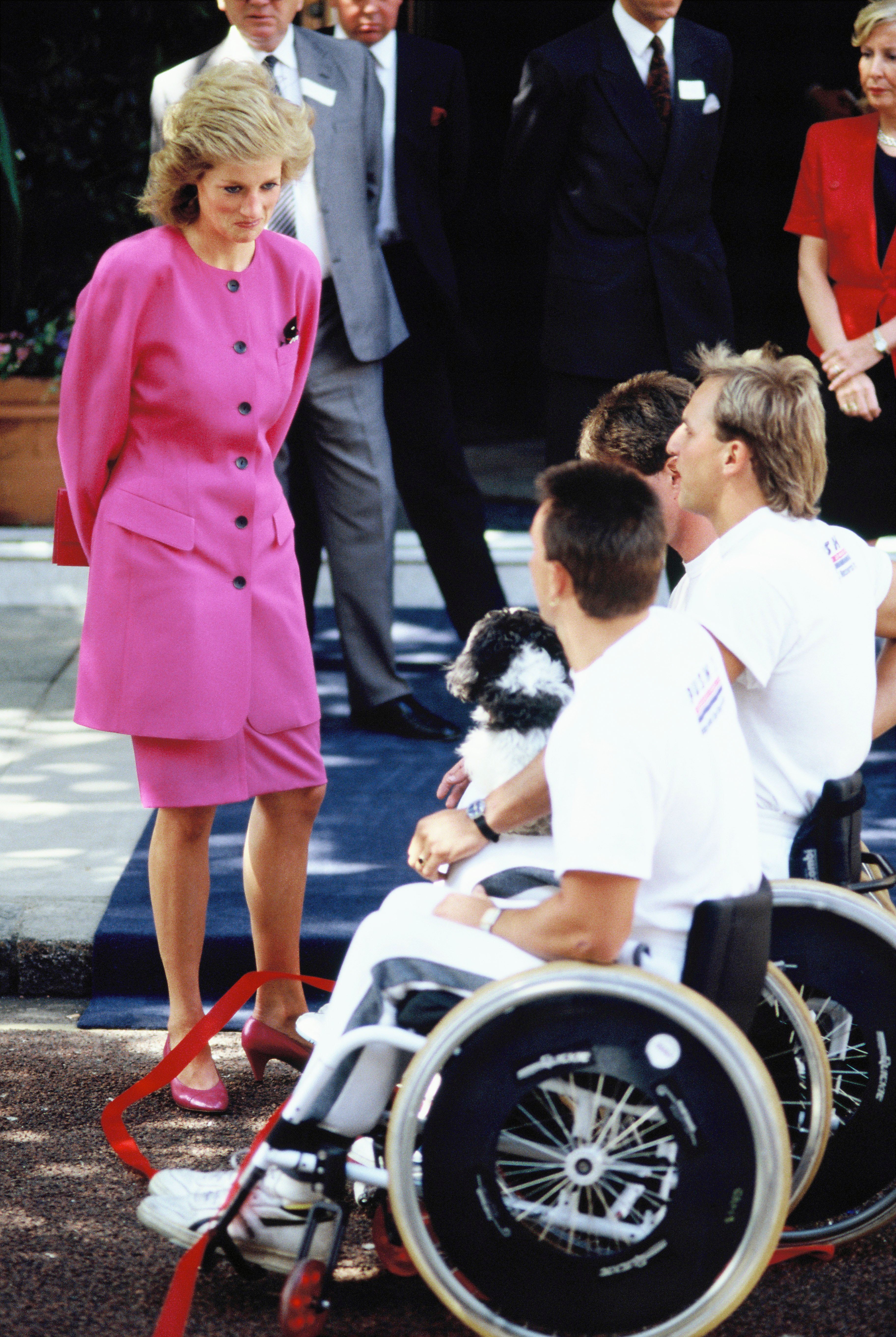 Diana, princesa de Gales, visita a personas en silla de ruedas en 1988. | Fuente: Getty Images.
