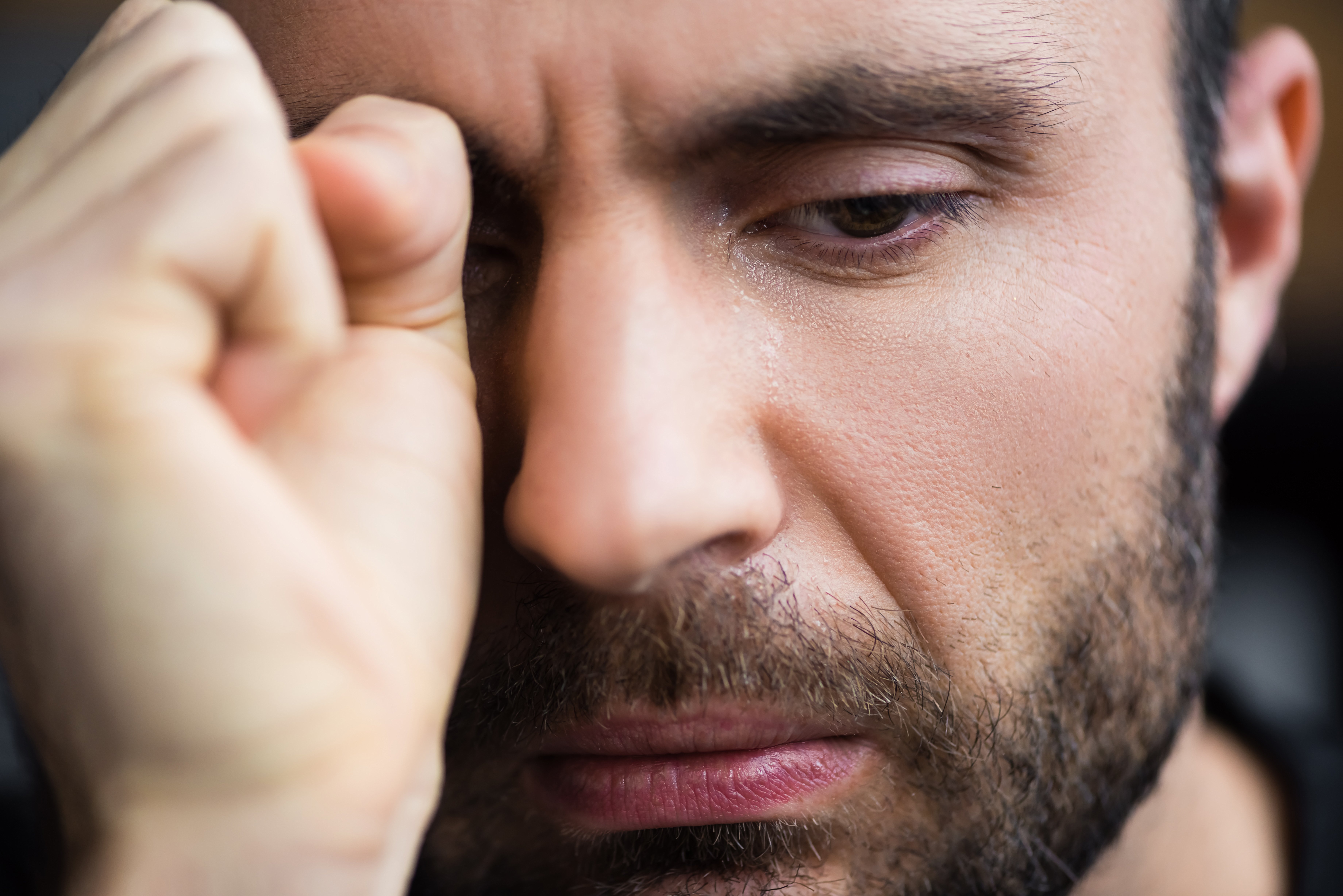 Hombre limpiándose las lágrimas. | Foto: Shutterstock