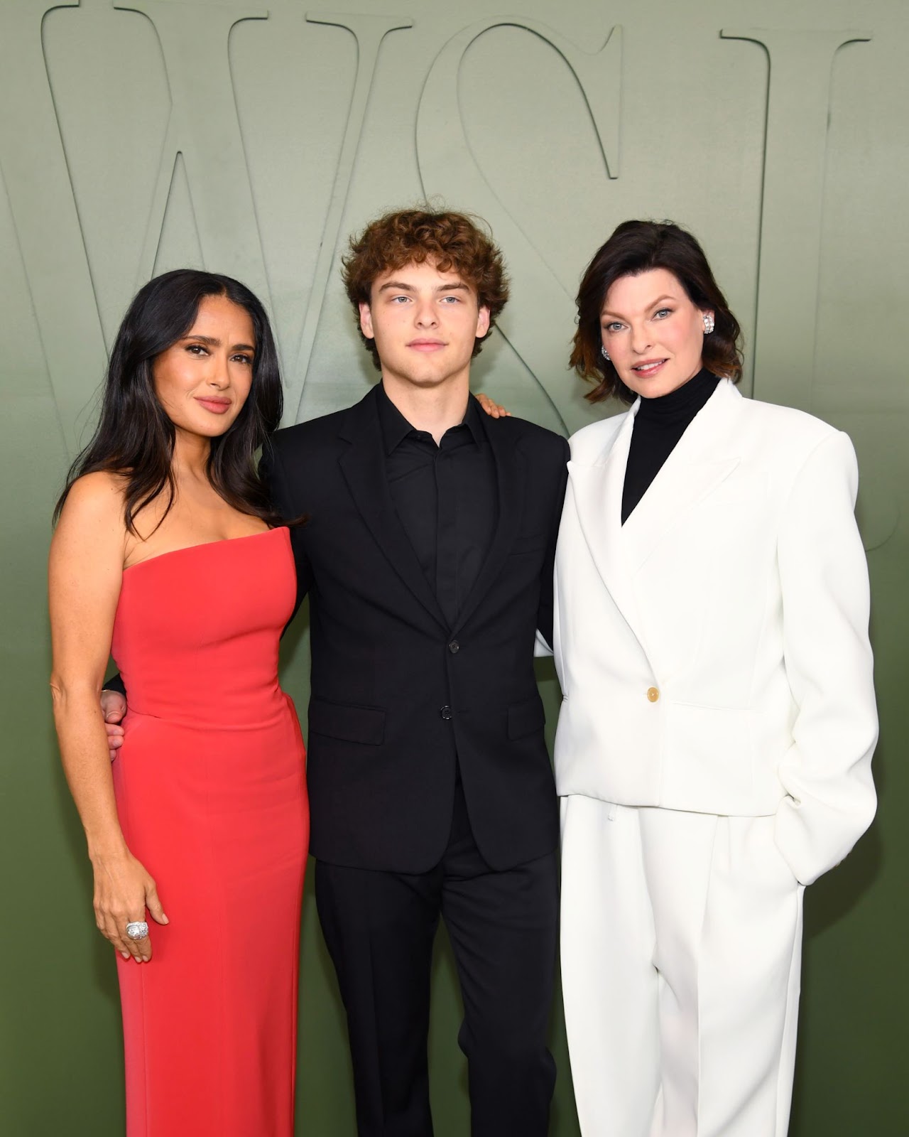 Salma Hayek, Augustin y Linda Evangelista asistieron a los WSJ. Magazine 2024 Innovator Awards el 29 de octubre en Nueva York, un momento de orgullo familiar que pone de relieve su fuerte vínculo y su apoyo mutuo | Fuente: Getty Images