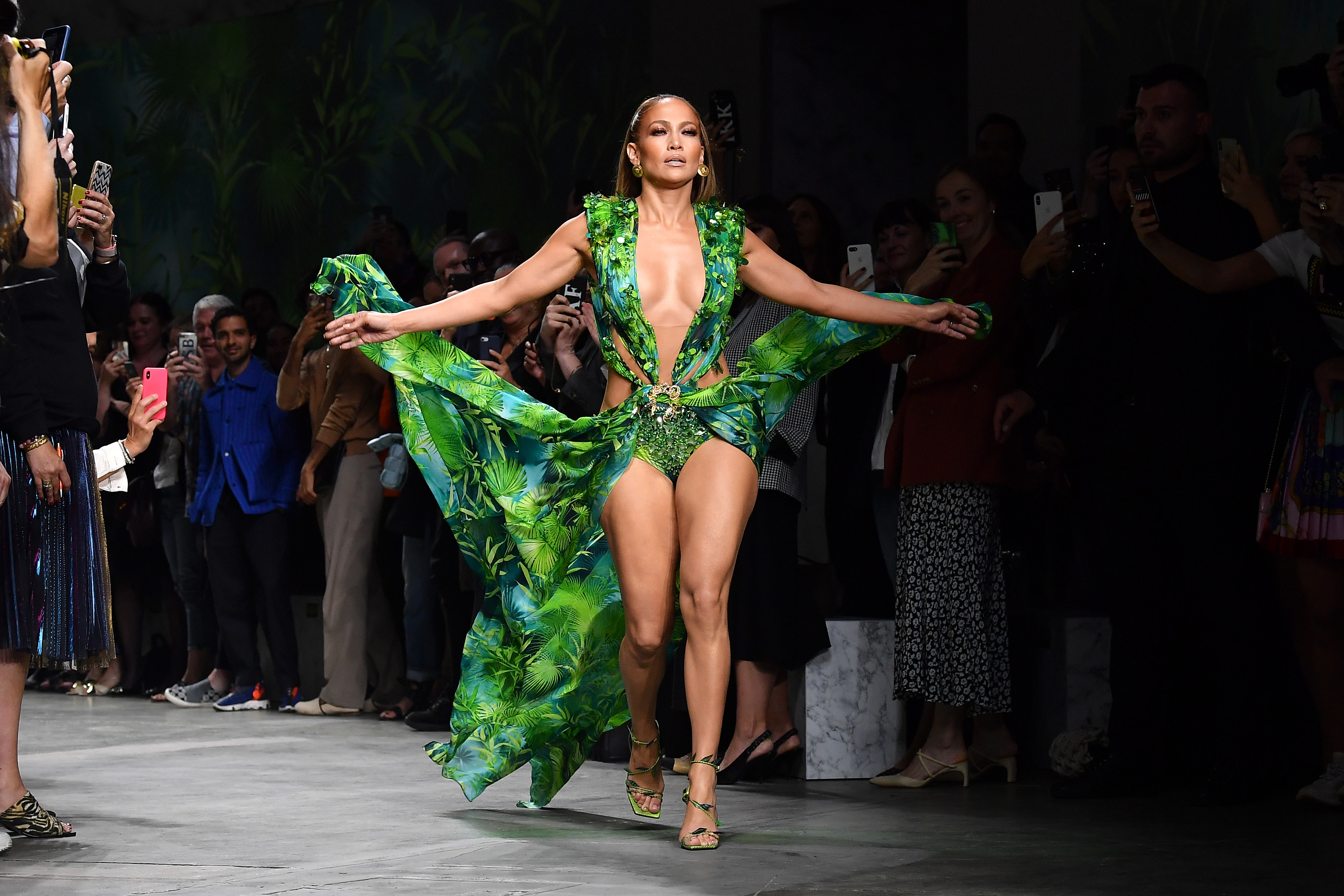 Lopez ya ha sorprendido antes al público milanés. En 2019, volvió a la pasarela de Versace casi 20 años después de aquel vestido verde que se convirtió en una de las imágenes más emblemáticas de su carrera en el mundo de la moda. | Fuente: Getty Images