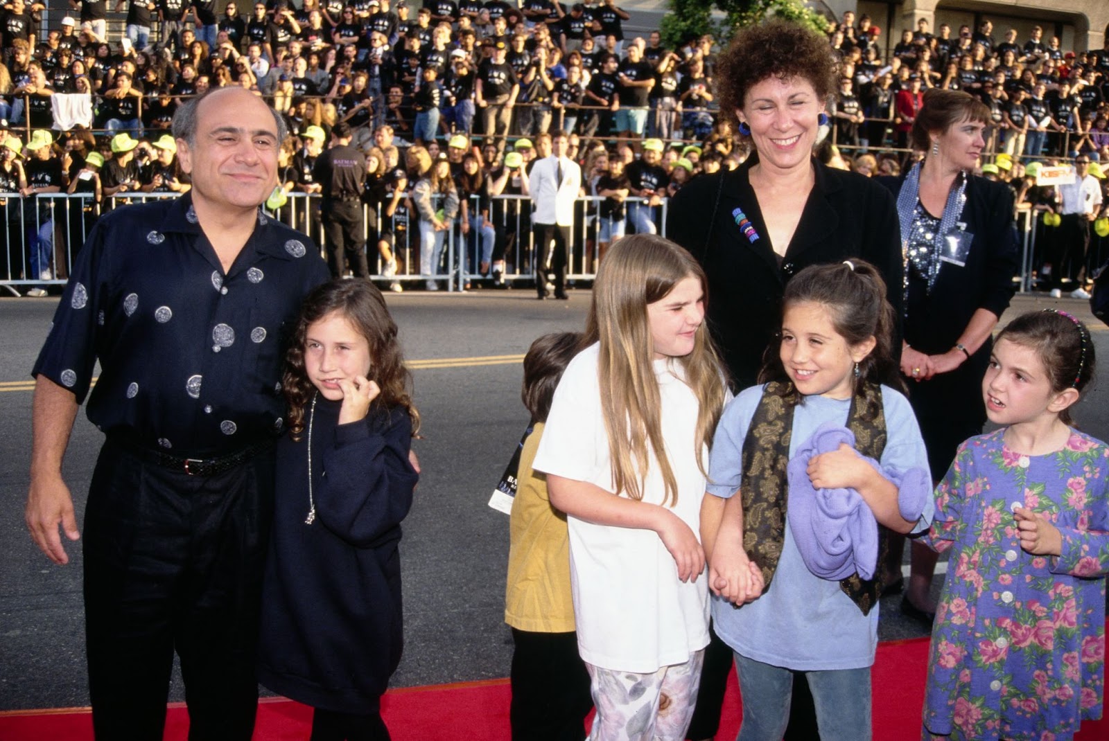 Danny DeVito y Rhea Perlman con sus hijos y sus amigos en el estreno en Los Ángeles de "Batman Returns" el 16 de junio de 1992 | Fuente: Getty Images