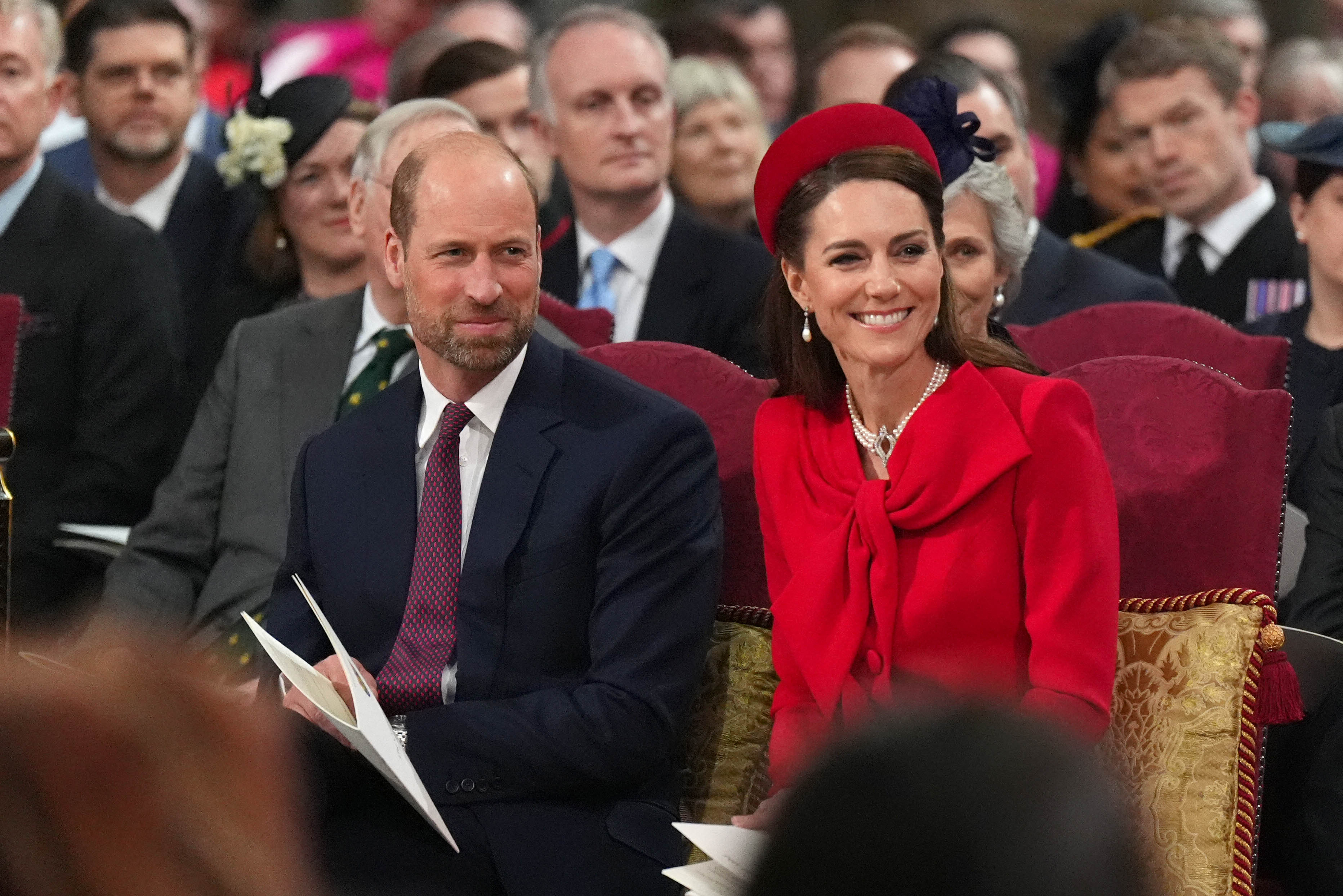 El príncipe y la princesa de Gales son fotografiados sonriendo durante su presencia en la Ceremonia Anual de Servicio del Día de la Commonwealth. | Fuente: Getty Images