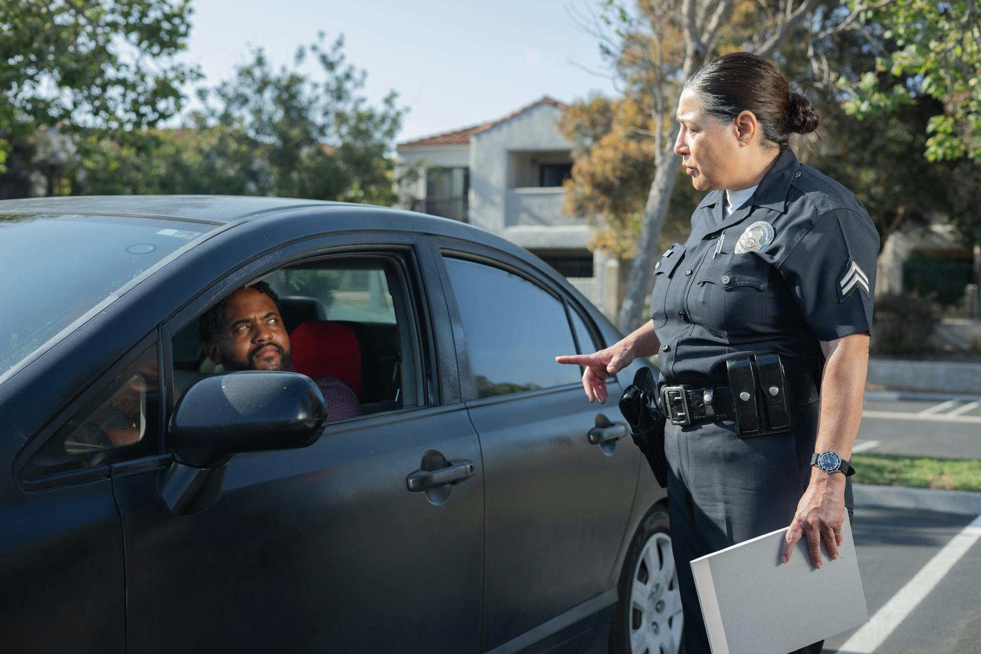 Un policía hablando con un hombre que conduce un Automóvil | Fuente: Pexels