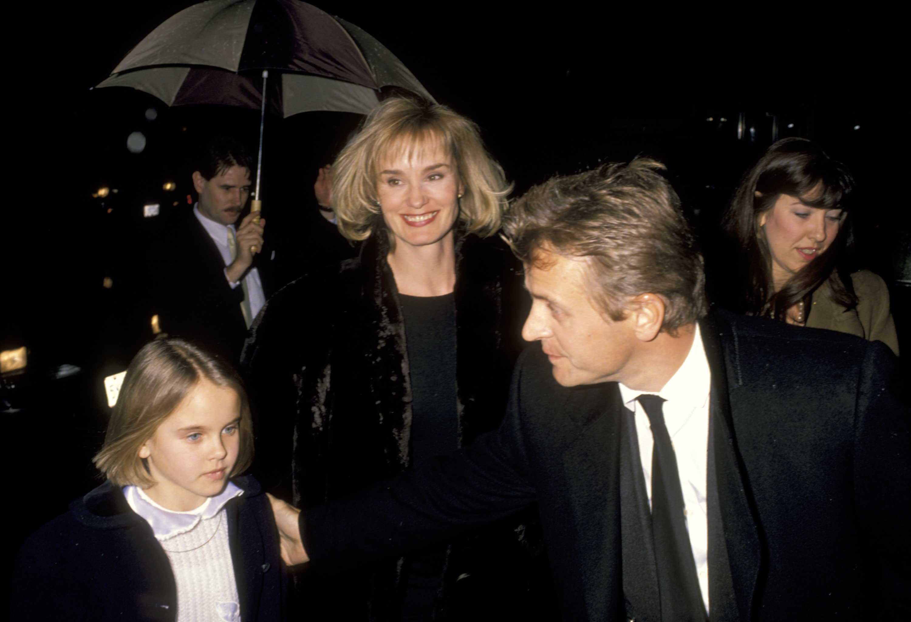 Jessica Lange, Mikhail Baryshnikov y su hija Alexandra Baryshnikov en la fiesta de estreno de "Men Don't Leave" el 29 de enero de 1990 | Fuente: Getty Images