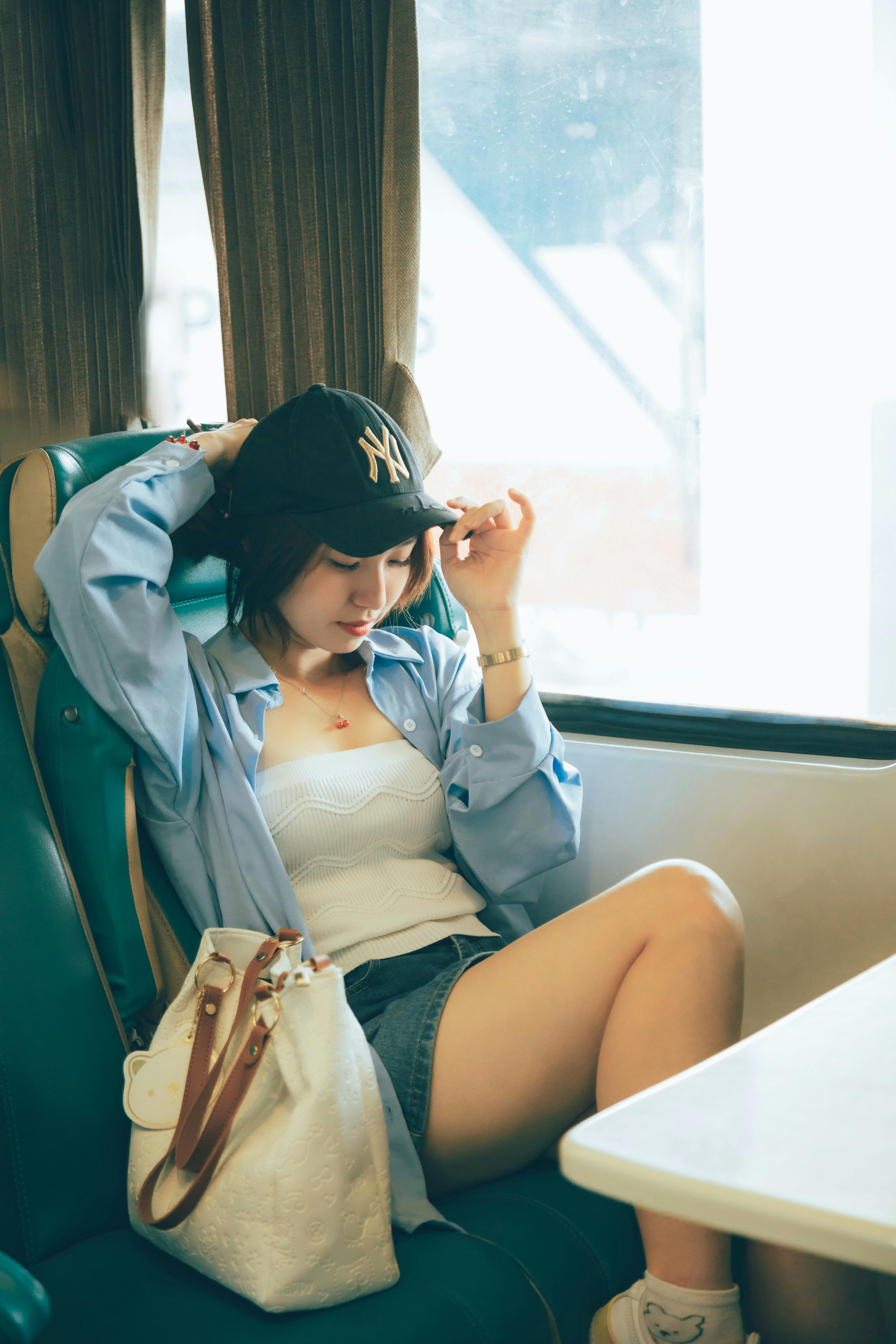 Una mujer sentada en el metro | Foto: Pexels