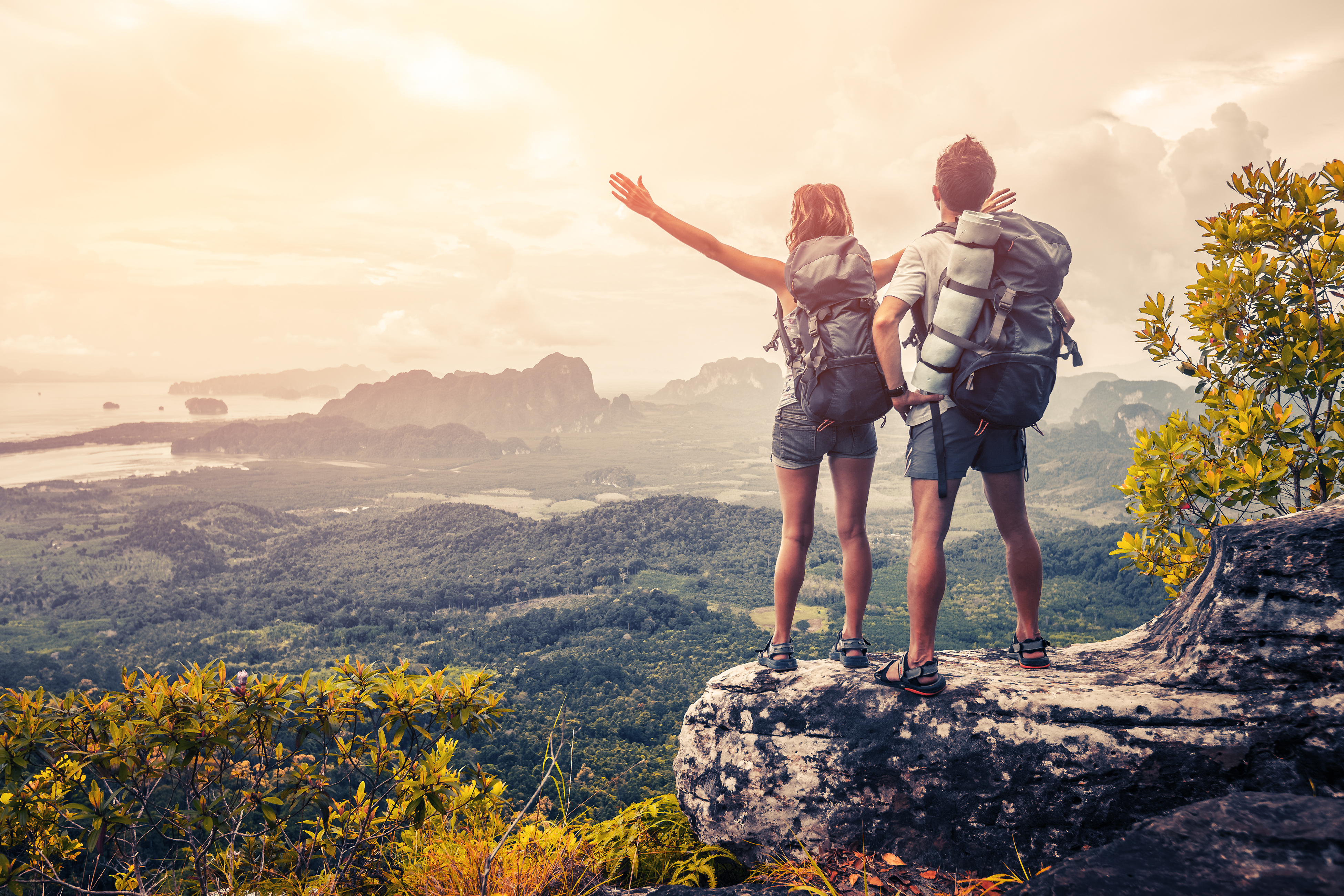 Una pareja disfruta de una vista mientras viajan juntos | Fuente: Shutterstock