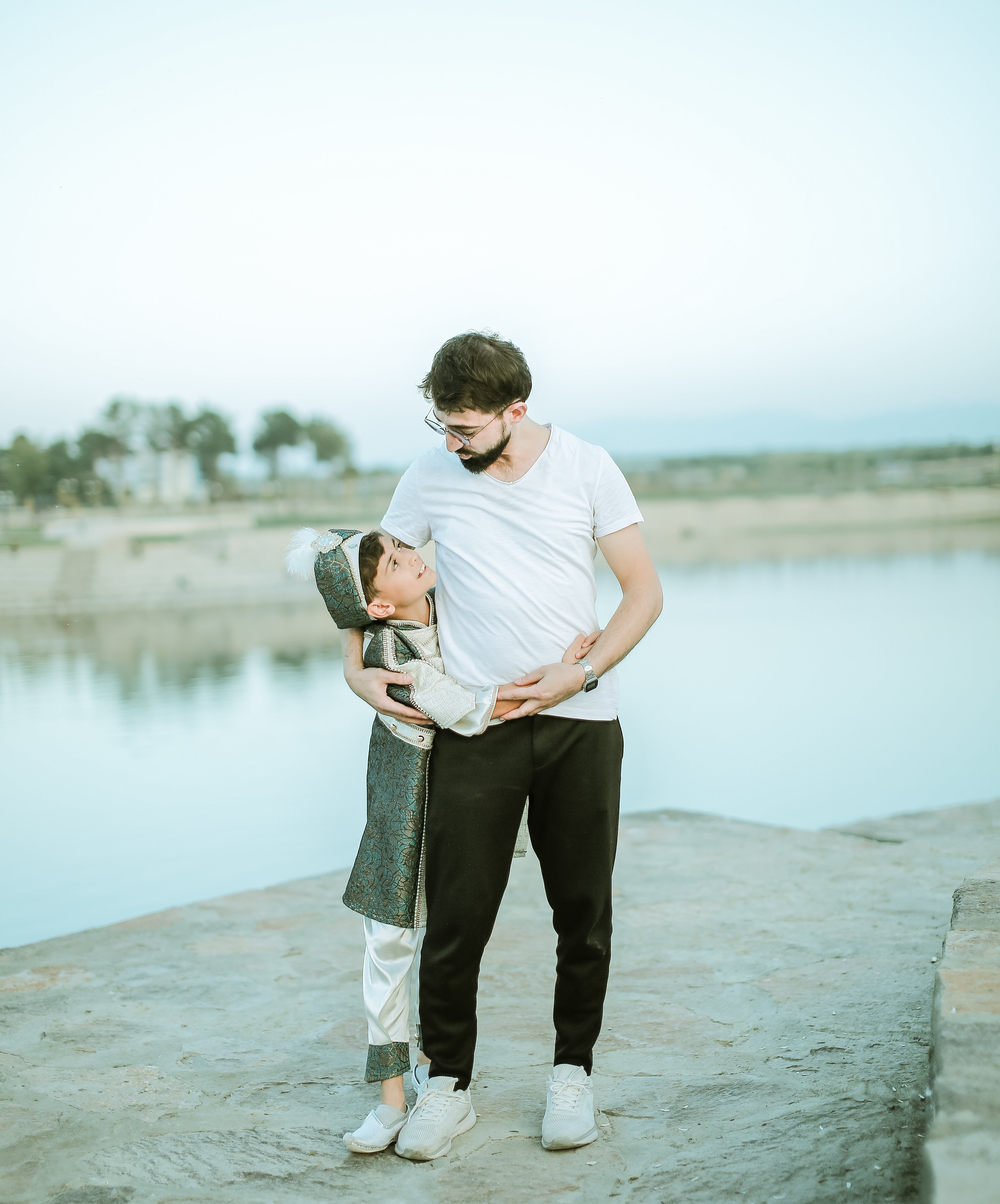 Un hombre abraza a su hijo | Foto: Pexels