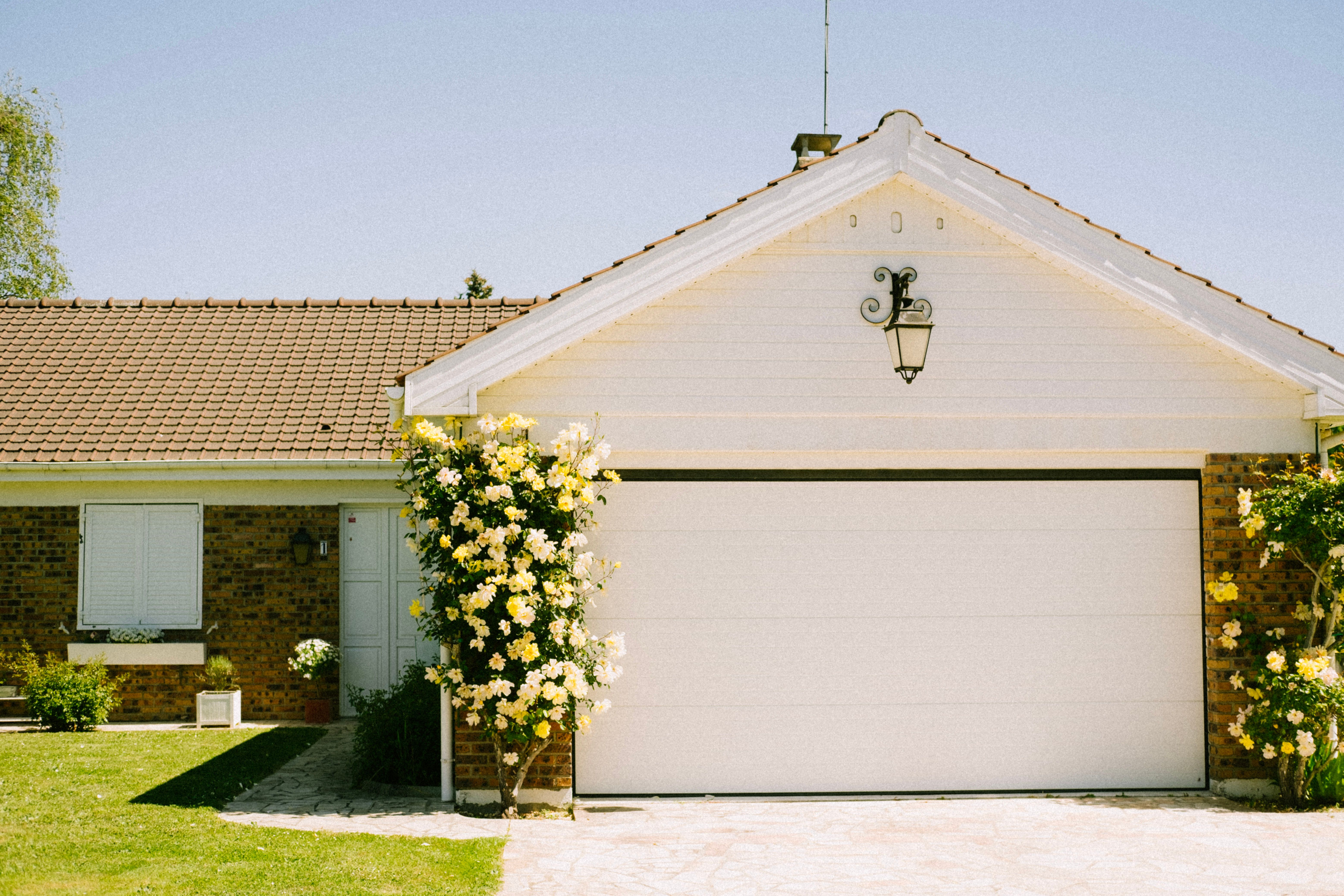 Una casa de campo con flores | Fuente: Pexels